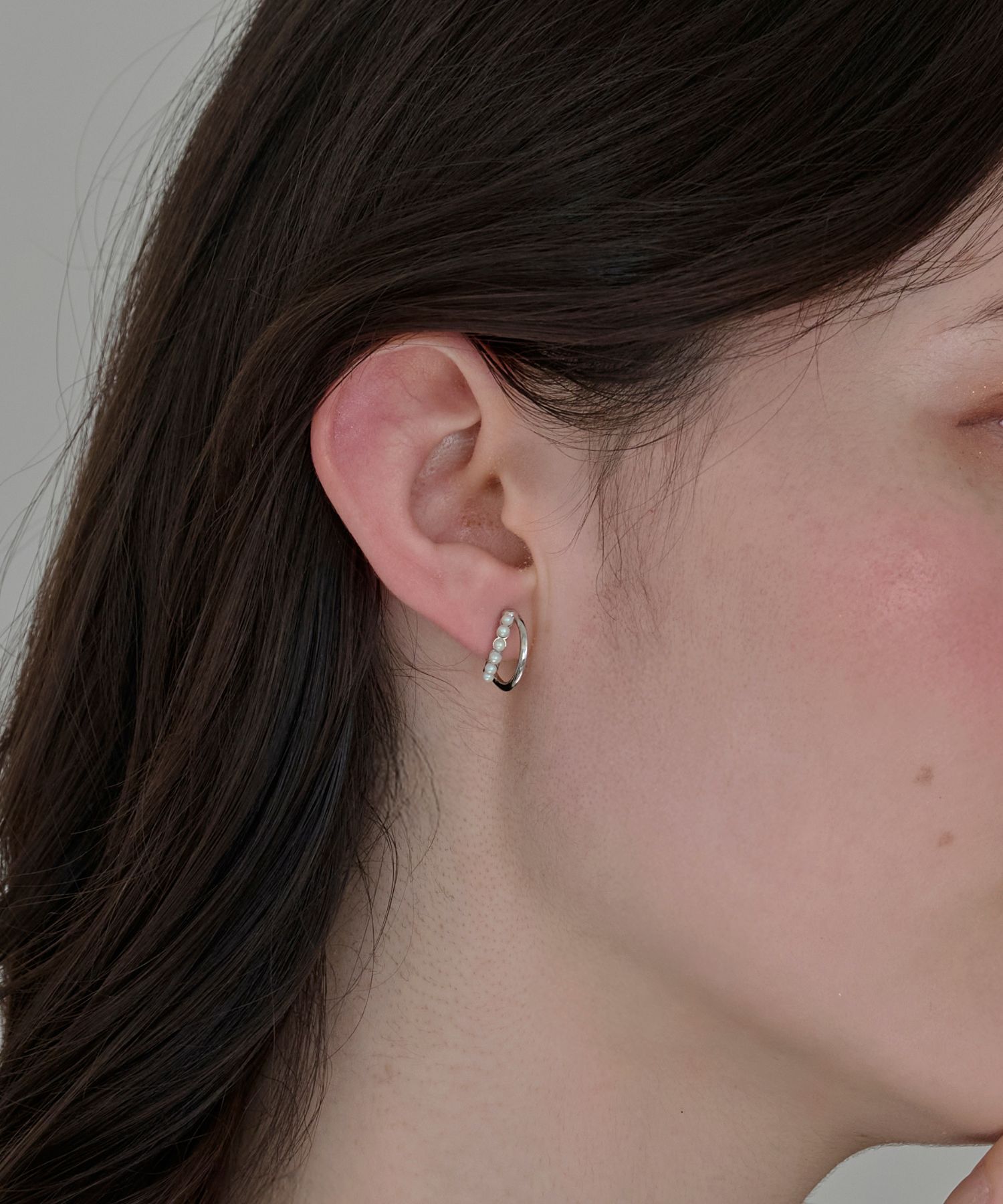 Phoebe「【痛くないシリーズ/アレルギー対応】プチパールダブルフープライトフィットイヤリング　シルバー」|イヤリング|