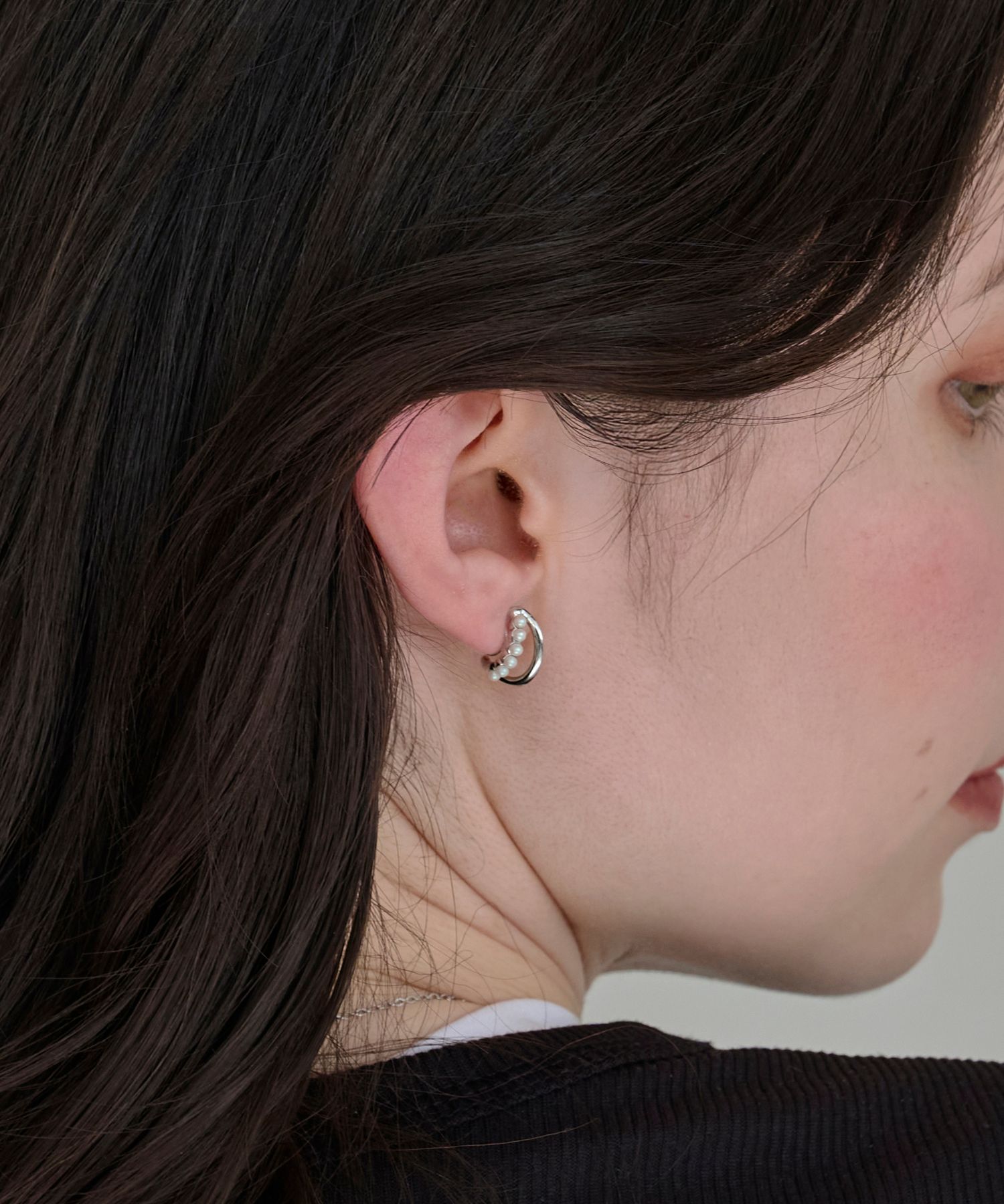 Phoebe「【痛くないシリーズ/アレルギー対応】プチパールダブルフープライトフィットイヤリング　シルバー」|イヤリング|