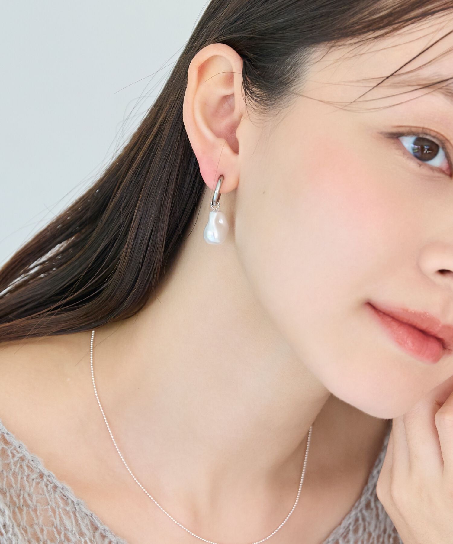 Phoebe「【金属アレルギー対応】バランスバロックパールフープイヤリング　シルバー/ステンレス/大ぶり/主役級」|イヤリング|