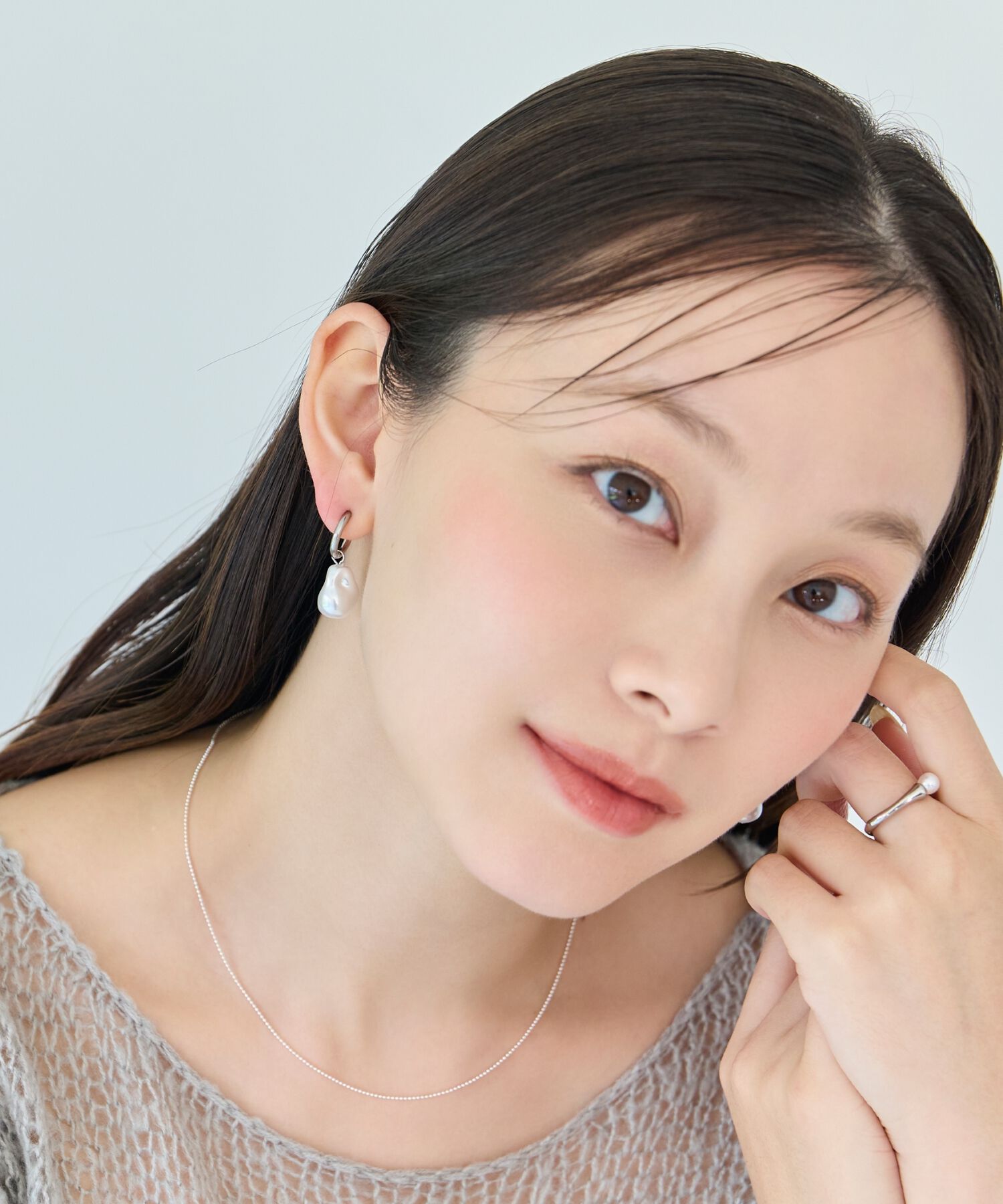Phoebe「【金属アレルギー対応】バランスバロックパールフープイヤリング　シルバー/ステンレス/大ぶり/主役級」|イヤリング|