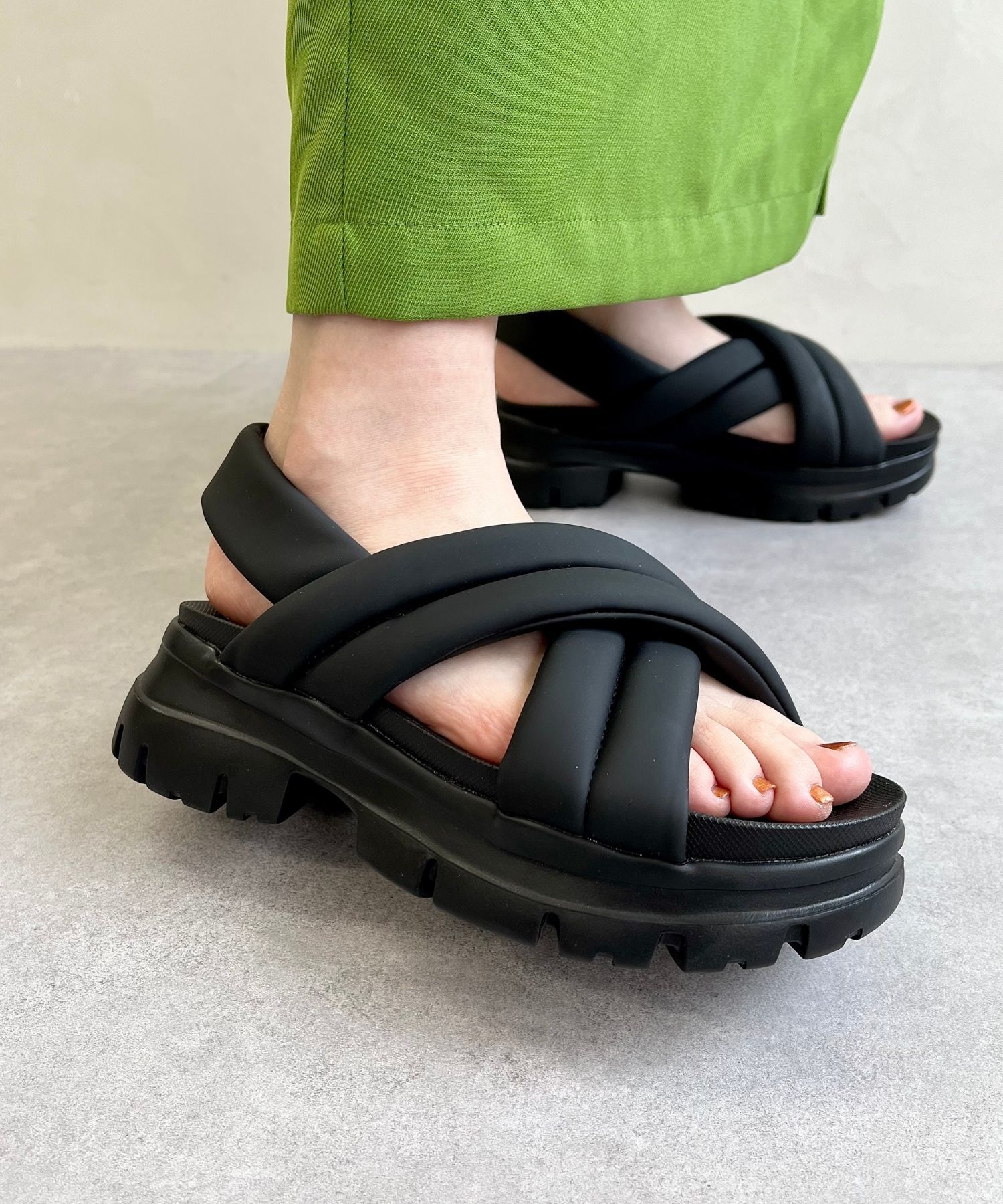 ORiental TRaffic「【トレンド】クロスベルト厚底サンダル/51201 サンダル 厚底 人気 売れてる」|サンダル|BLACK