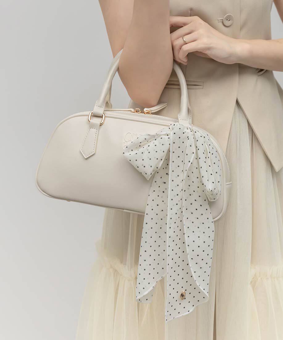  「2WAY スカーフ付きエンボスロゴボストンバッグ」|ハンドバッグ|アイボリー