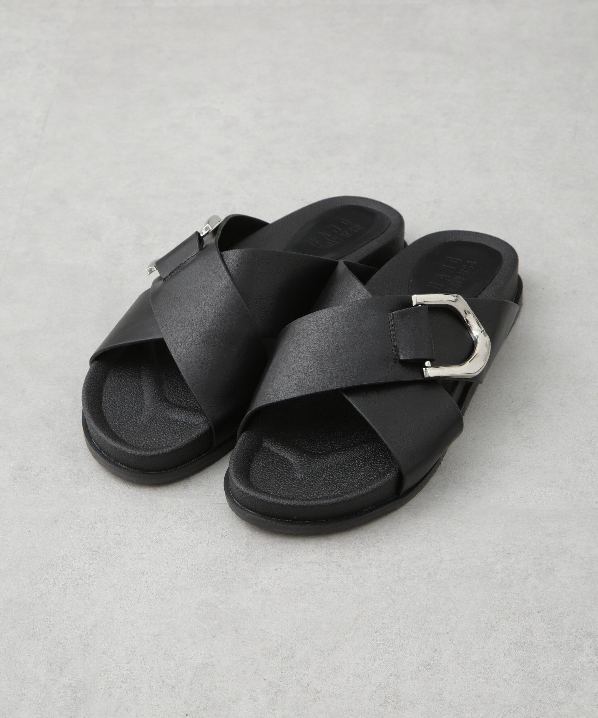 nano･universe「クロスバックルフラットサンダル」|サンダル|