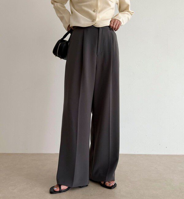 fredy emue「【人気商品の新型】とろみwarmタックスラックス」|スラックス|チャコールグレー