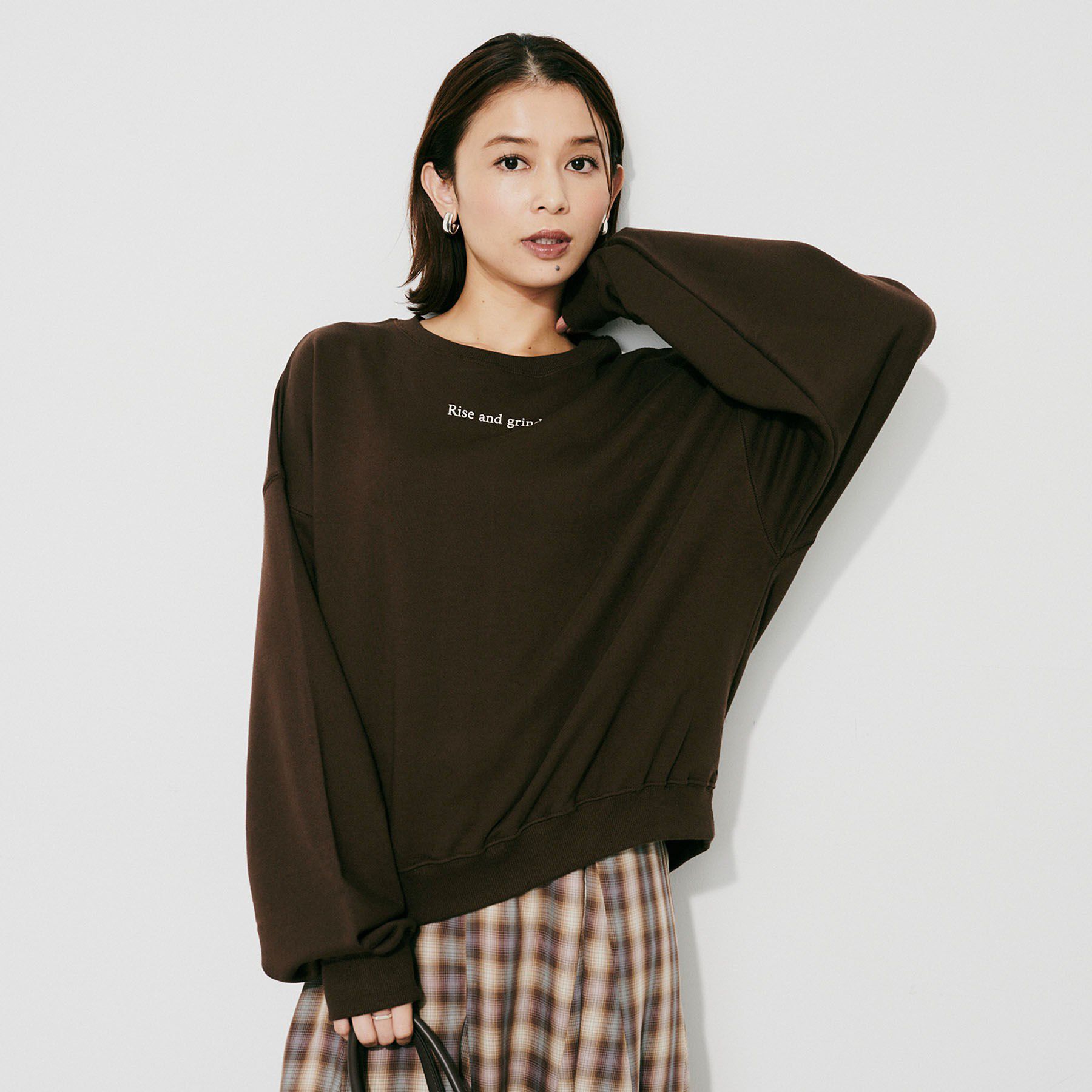 UNTITLED「【CHIGNON】別注ロゴスウェット」|パーカー|ブラウン(043)