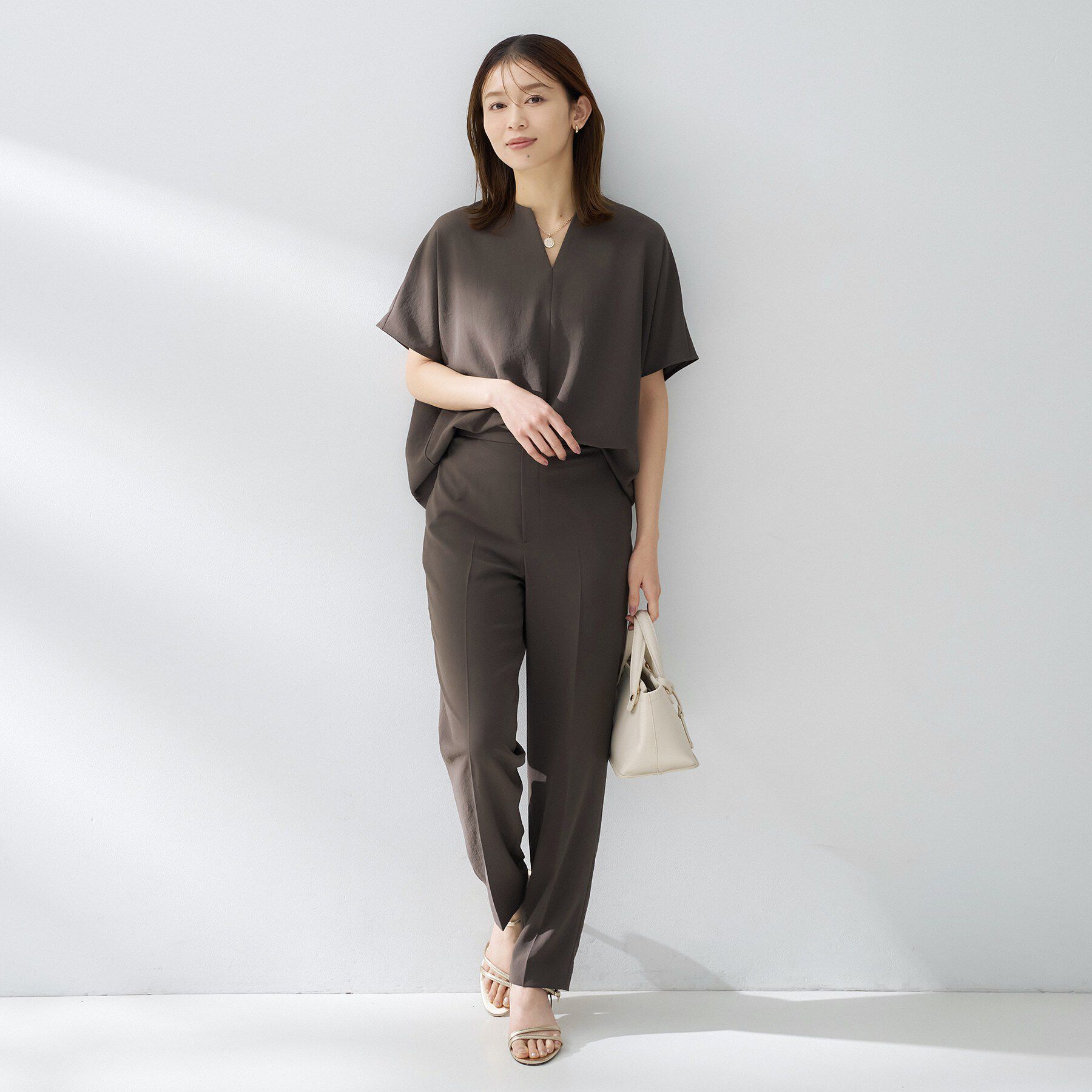 UNTITLED「【夏の名品セットアップが今年も登場！/はっ水/遮熱】リラクミスト キーVネックブラウス」|シャツ・ブラウス|