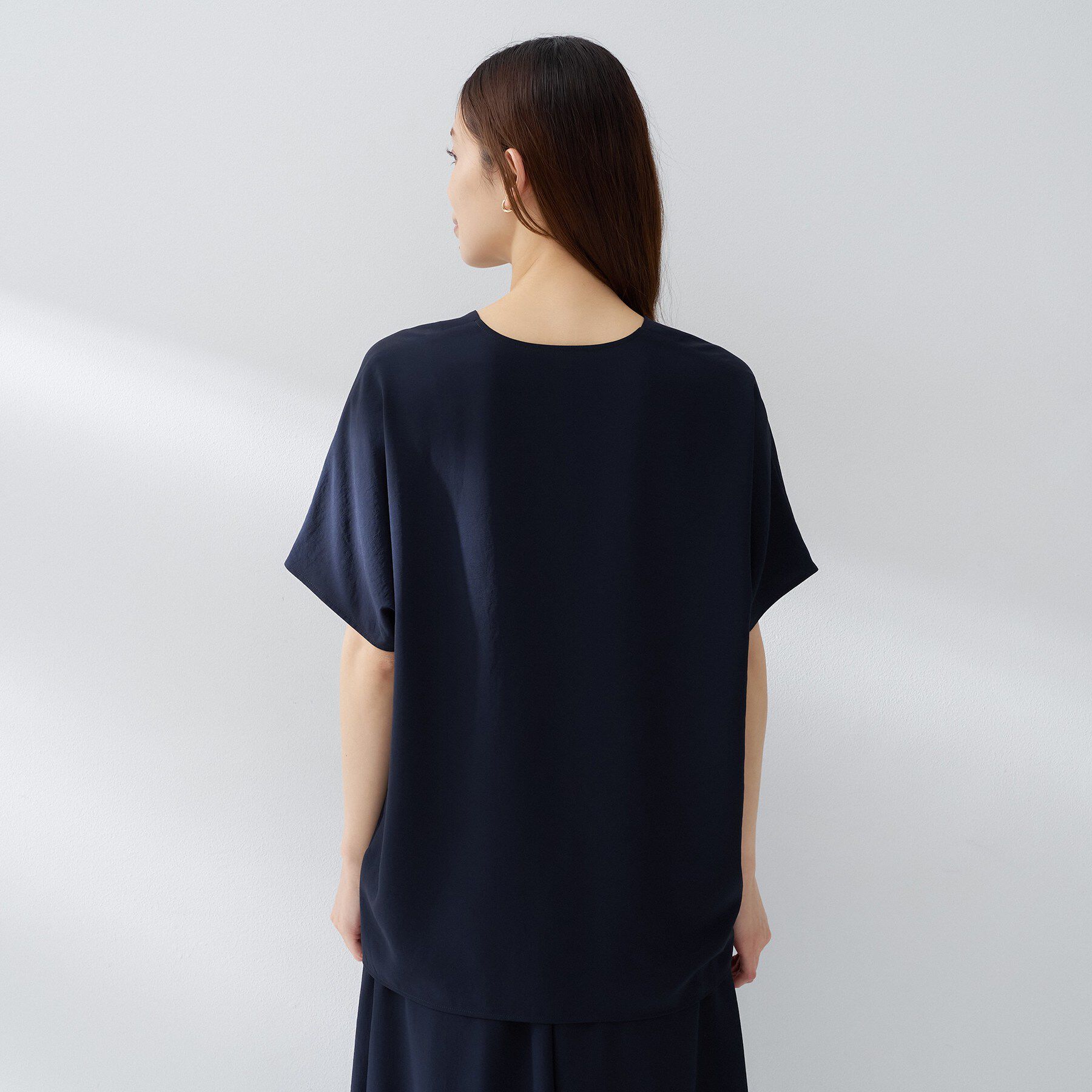 UNTITLED「【夏の名品セットアップが今年も登場！/はっ水/遮熱】リラクミスト キーVネックブラウス」|シャツ・ブラウス|