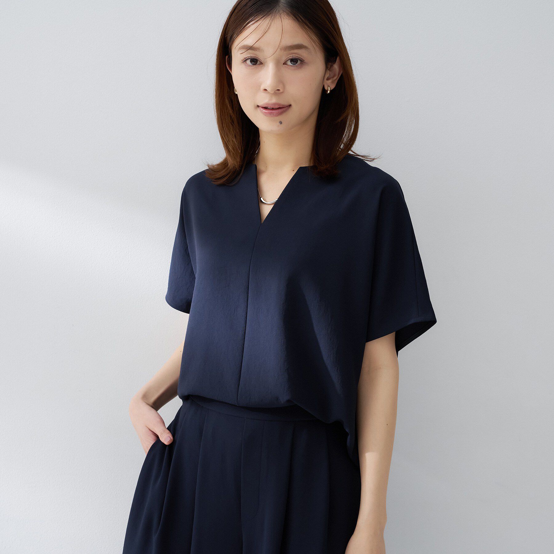 UNTITLED「【夏の名品セットアップが今年も登場！/はっ水/遮熱】リラクミスト キーVネックブラウス」|シャツ・ブラウス|ネイビー(094)