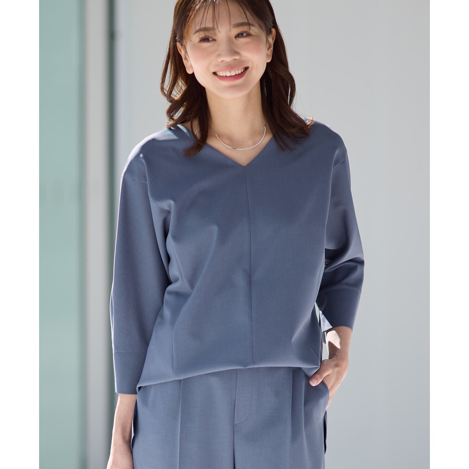 Reflect「【マシンウォッシュ可／セットアップ可能】ドルマンスリーブVネックブラウス」|シャツ・ブラウス|ブルー(093)