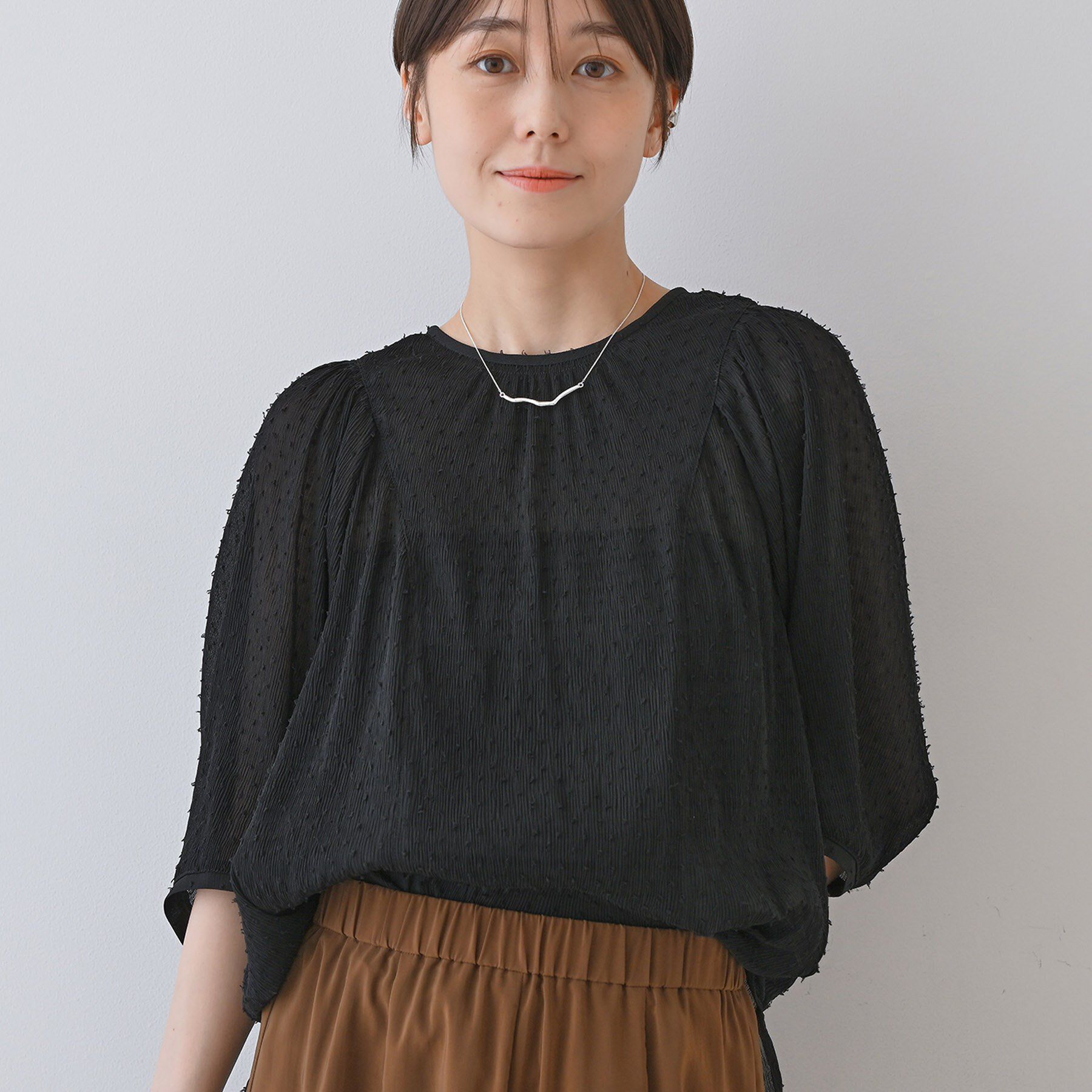 INDIVI「【洗える／ドット柄／凹凸素材】袖コンシャスドルマンブラウス」|シャツ・ブラウス|