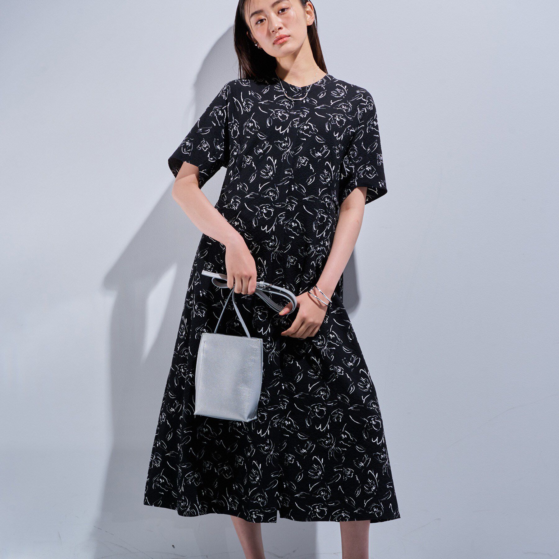 INDIVI「【洗える／UVケア／羽織り可能】フラワー柄前あきワンピース」|ワンピース|ブラック(119)