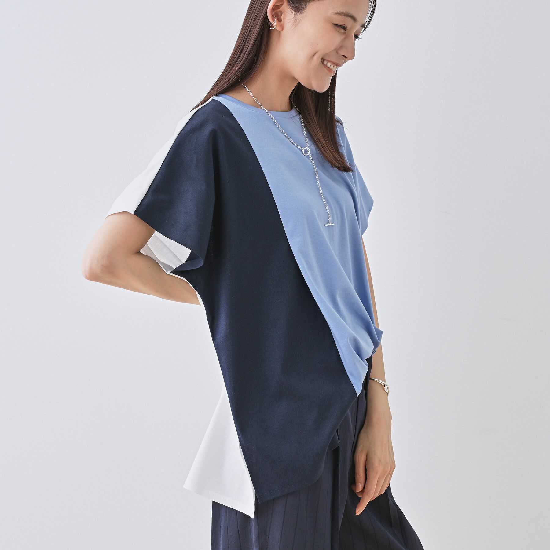 INDIVI「【洗える／汗ジミ防止】バイカラー＆アシメヘム Tシャツ」|Tシャツ・カットソー|