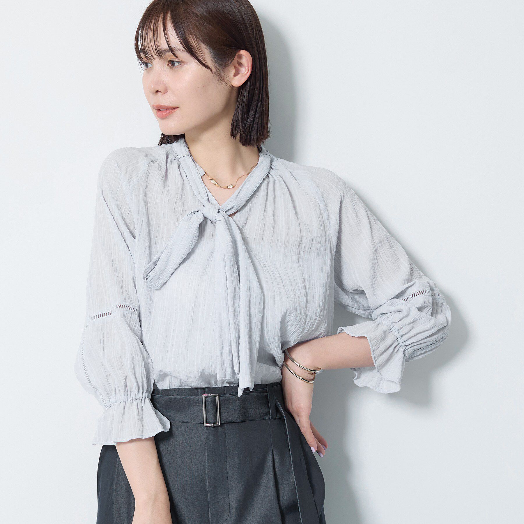 INDIVI「【洗える／シャーリング素材】ボリューム袖エアリーブラウス」|シャツ・ブラウス|