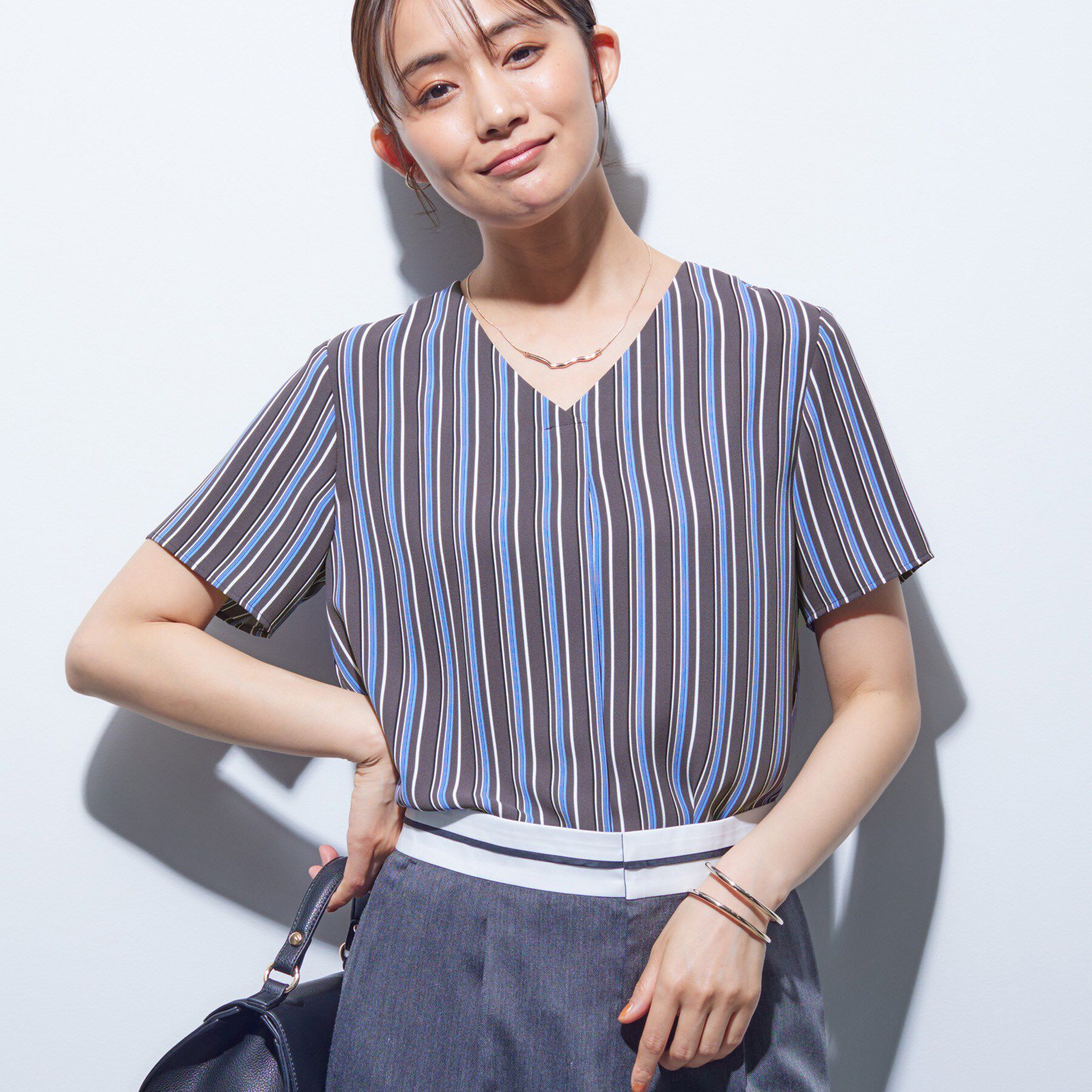 INDIVI「【洗える／通勤】無地＆マルチストライプ柄Vネックブラウス」|シャツ・ブラウス|チャコールグレー(1