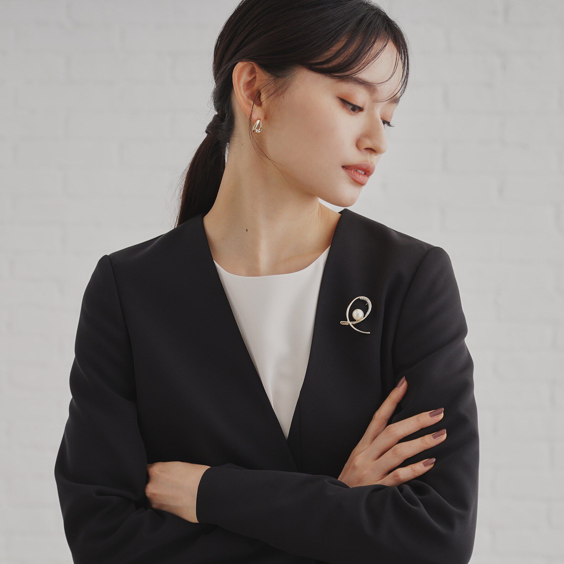 OPAQUE.CLIP「フェイクパール&times;ビジューラインブローチ」|ブローチ・コサージュ|