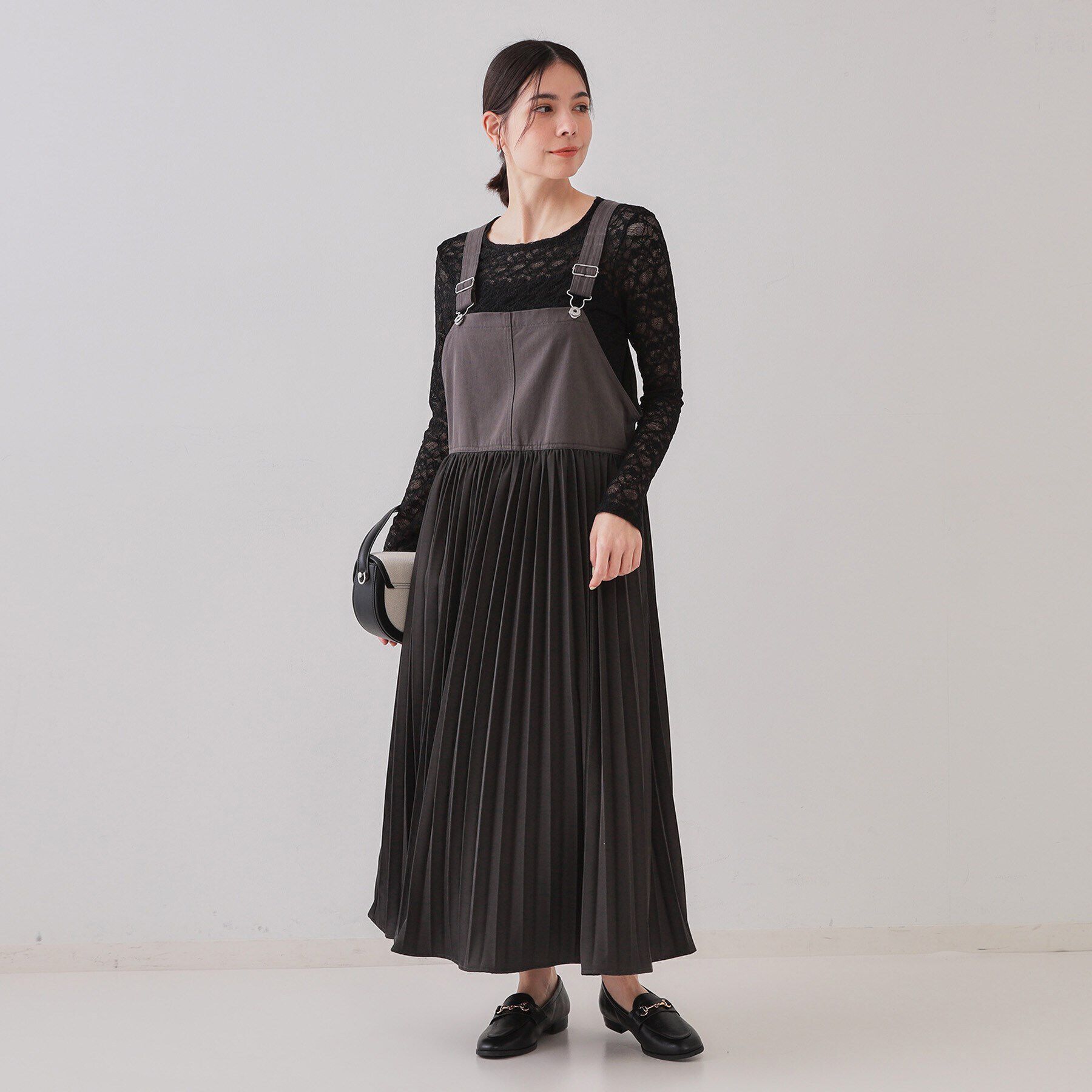 OPAQUE.CLIP「プリーツドッキングジャンパードレス【洗濯機洗い可】」|ジャンパースカート|チャコールグレー(0