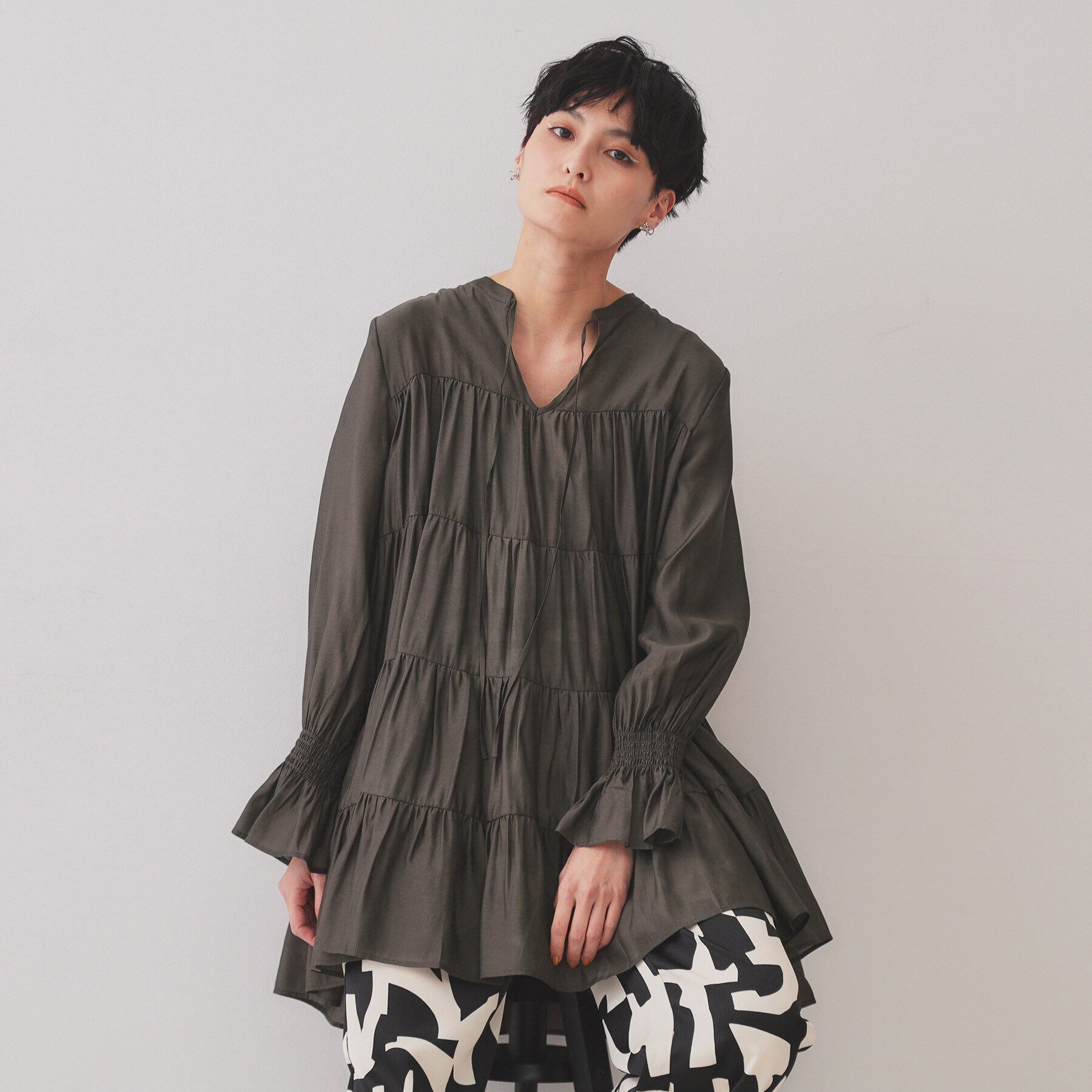 OPAQUE.CLIP「ティアードチュニックブラウス【洗濯機洗い可】」|チュニック|チャコールグレー(0