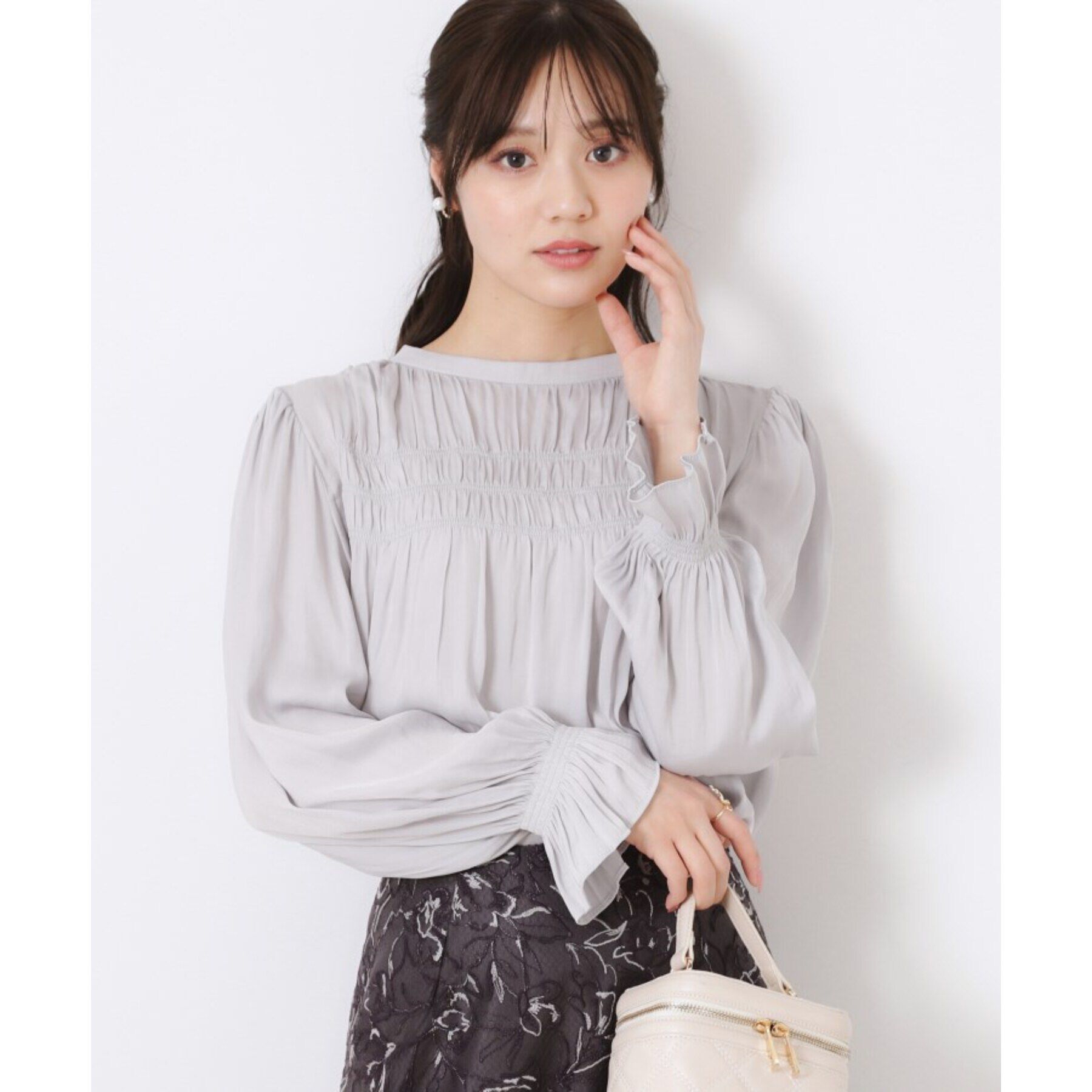 Couture broach「【通勤・大人可愛い】シャーリングギャザーブラウス」|シャツ・ブラウス|ライトグレー(011