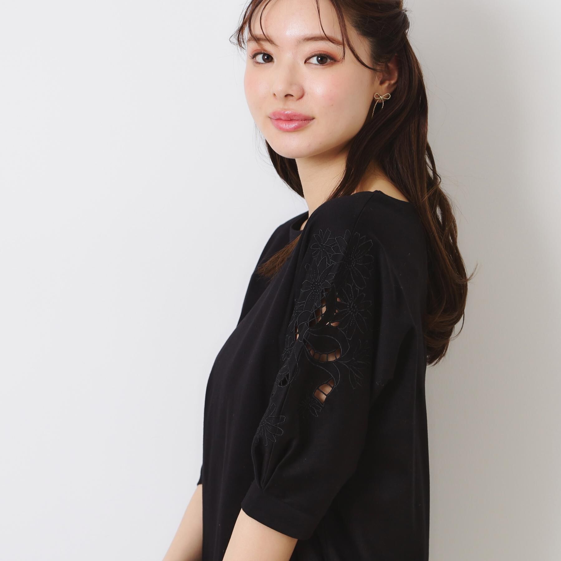 Couture broach「【接触冷感・洗える・UV機能付き・二の腕カバー】デイジー＆リボン エンブロドルマントップス」|Tシャツ・カットソー|