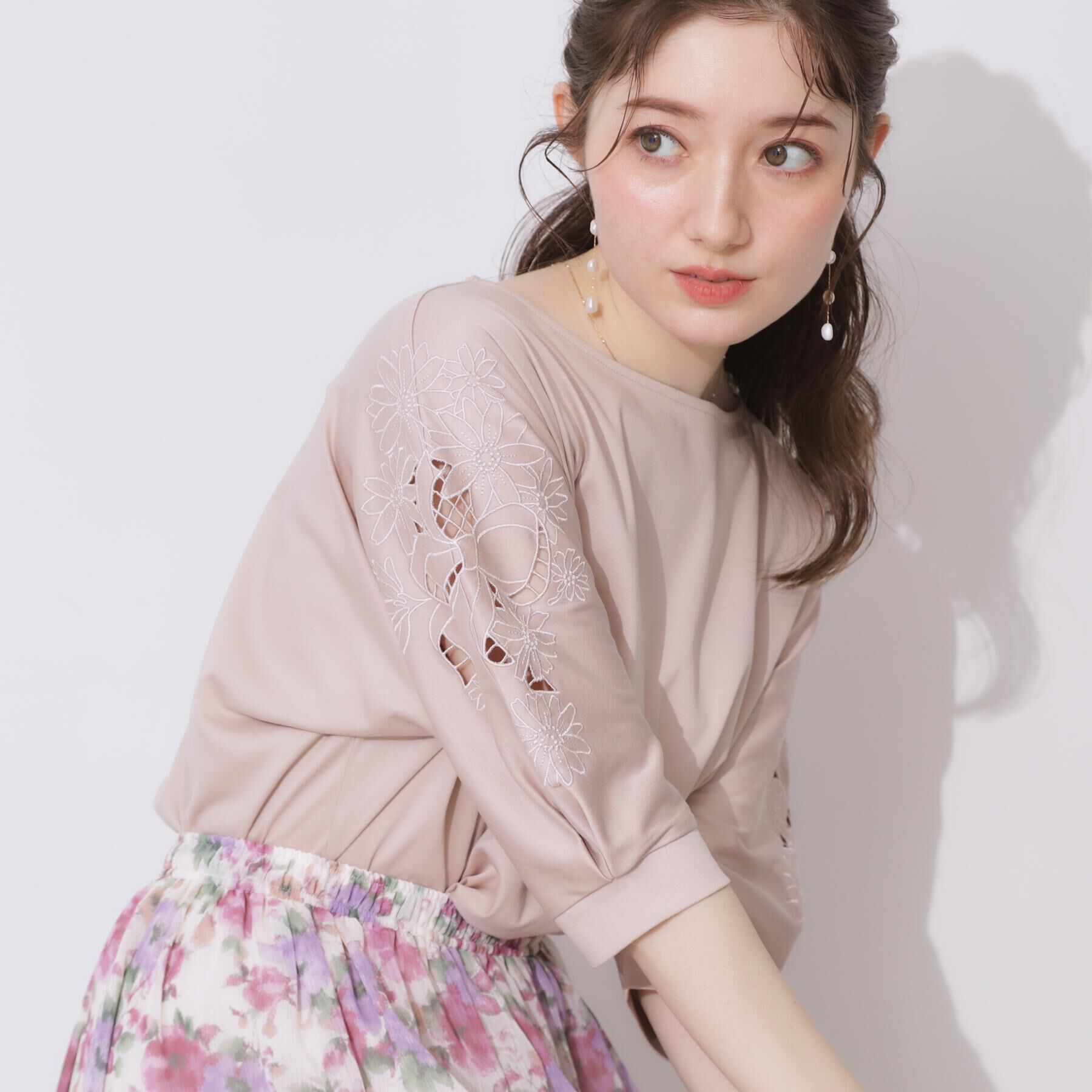 Couture broach「【接触冷感・洗える・UV機能付き・二の腕カバー】デイジー＆リボン エンブロドルマントップス」|Tシャツ・カットソー|