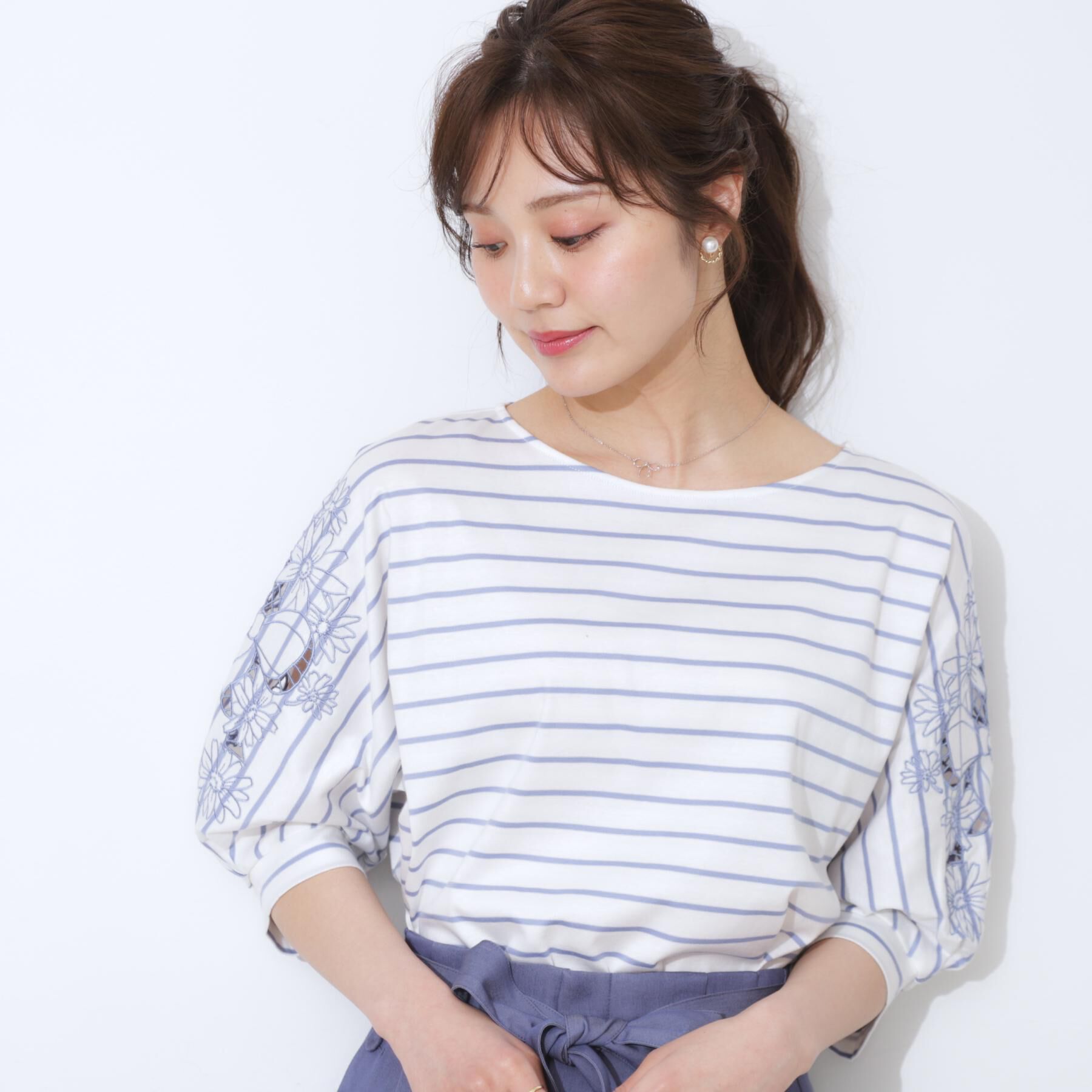 Couture broach「【接触冷感・洗える・UV機能付き・二の腕カバー】デイジー＆リボン エンブロドルマントップス」|Tシャツ・カットソー|