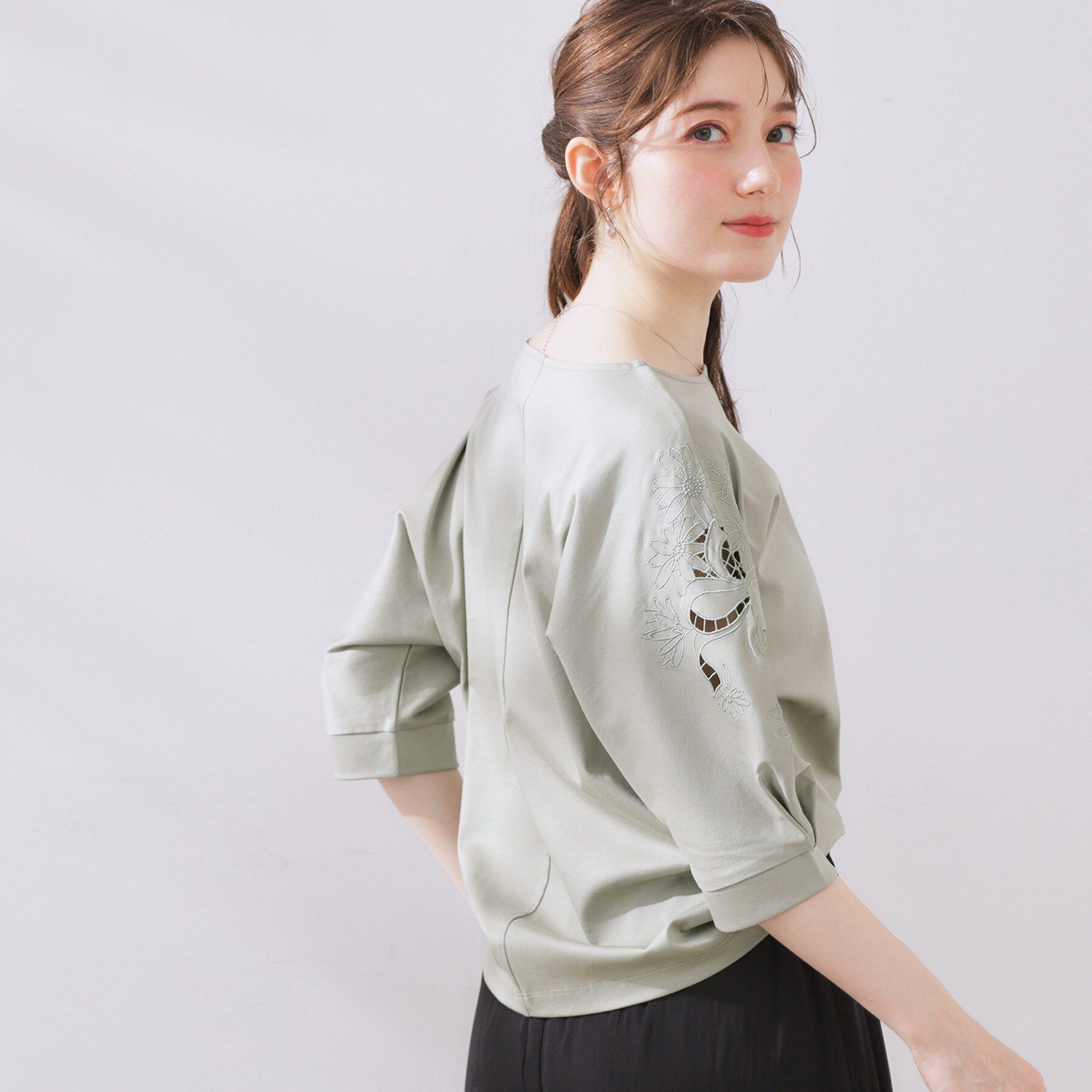 Couture broach「【接触冷感・洗える・UV機能付き・二の腕カバー】デイジー＆リボン エンブロドルマントップス」|Tシャツ・カットソー|