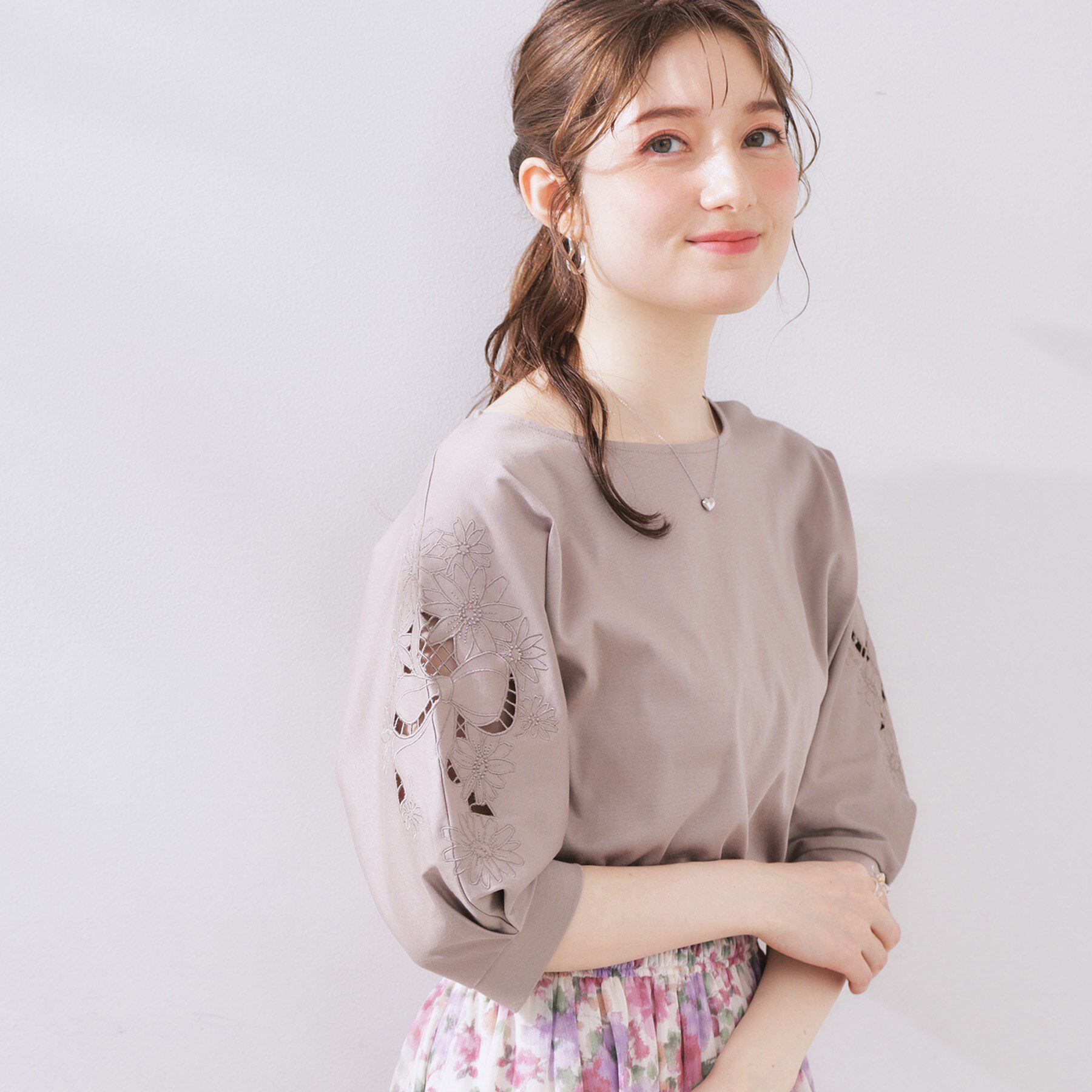 Couture broach「【接触冷感・洗える・UV機能付き・二の腕カバー】デイジー＆リボン エンブロドルマントップス」|Tシャツ・カットソー|