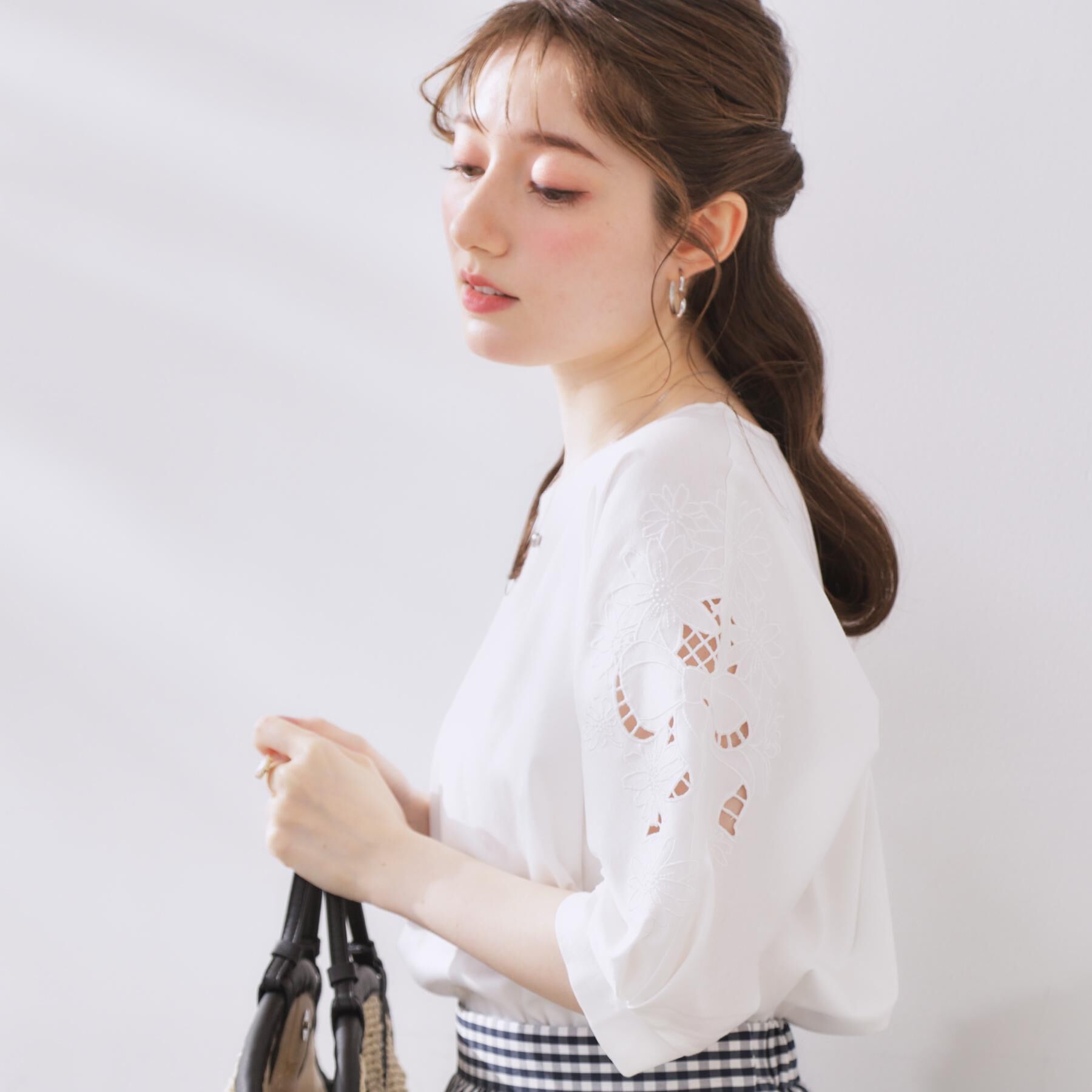 Couture broach「【接触冷感・洗える・UV機能付き・二の腕カバー】デイジー＆リボン エンブロドルマントップス」|Tシャツ・カットソー|