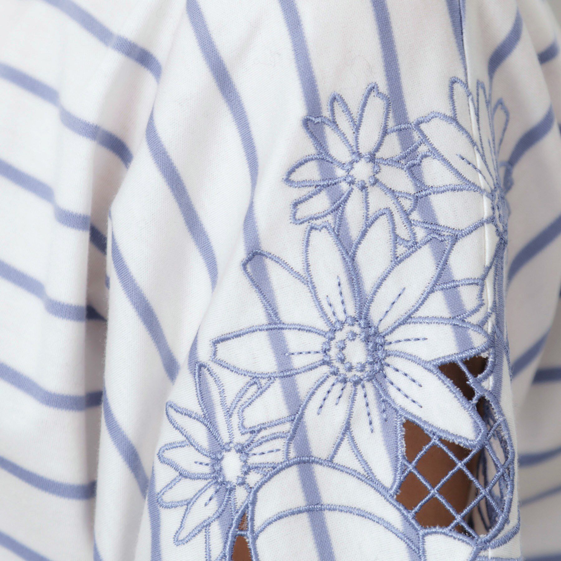 Couture broach「【接触冷感・洗える・UV機能付き・二の腕カバー】デイジー＆リボン エンブロドルマントップス」|Tシャツ・カットソー|