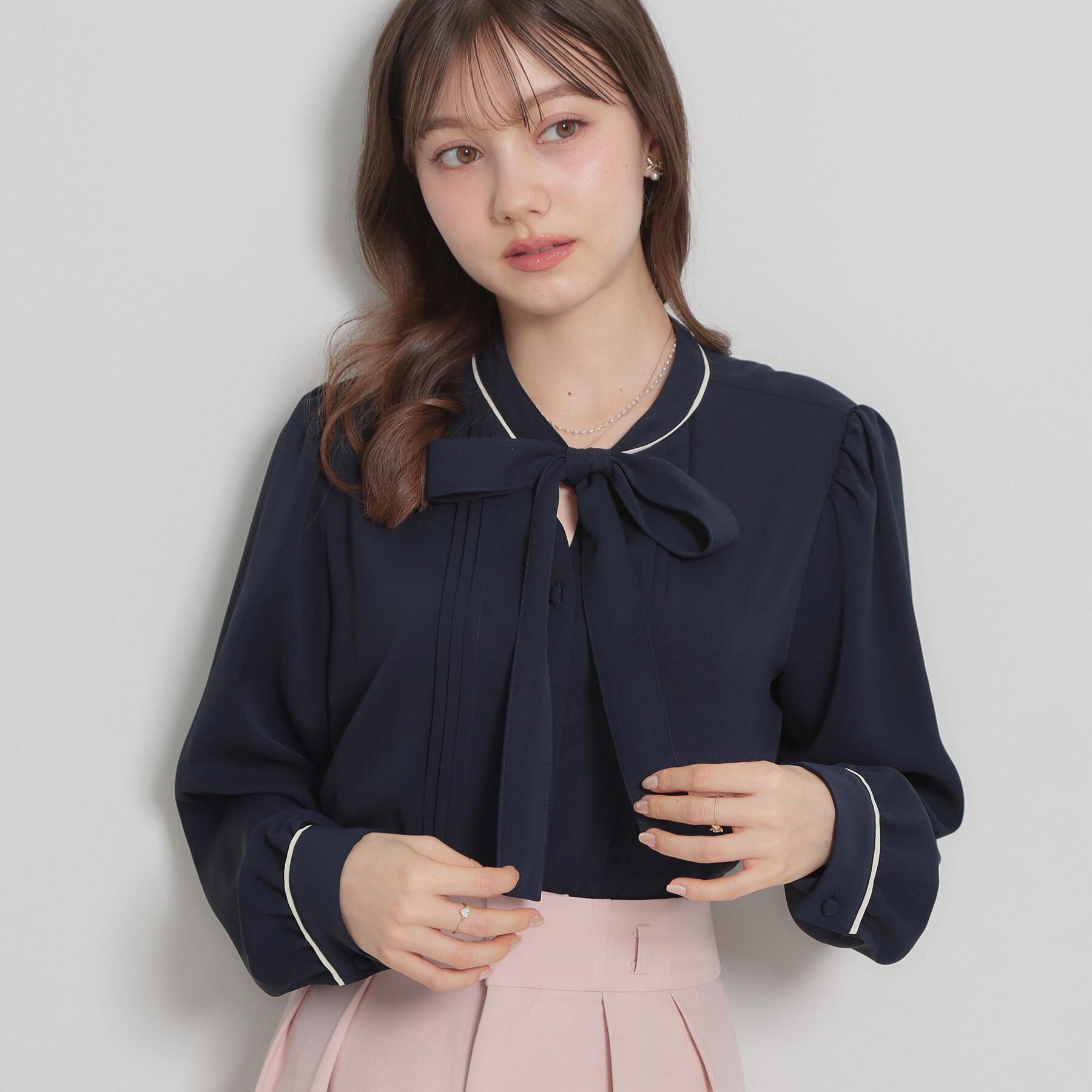 Couture broach「【ハレの日・通勤】配色タックタイブラウス」|シャツ・ブラウス|ネイビー(594)