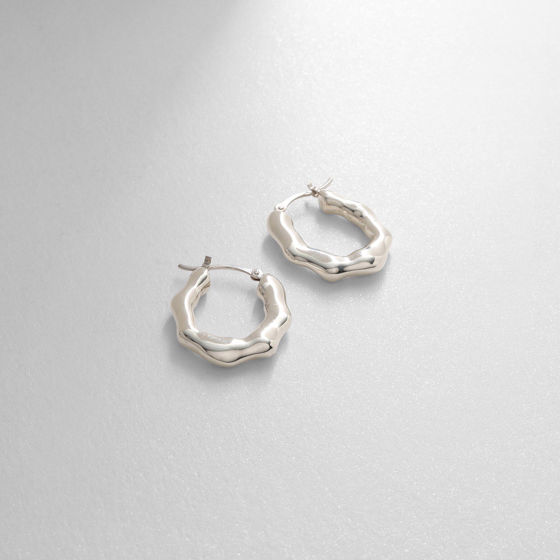COCOSHNIK ONKITSCH「シルバー ニュアンスピアス オーバルフープ」|ピアス|