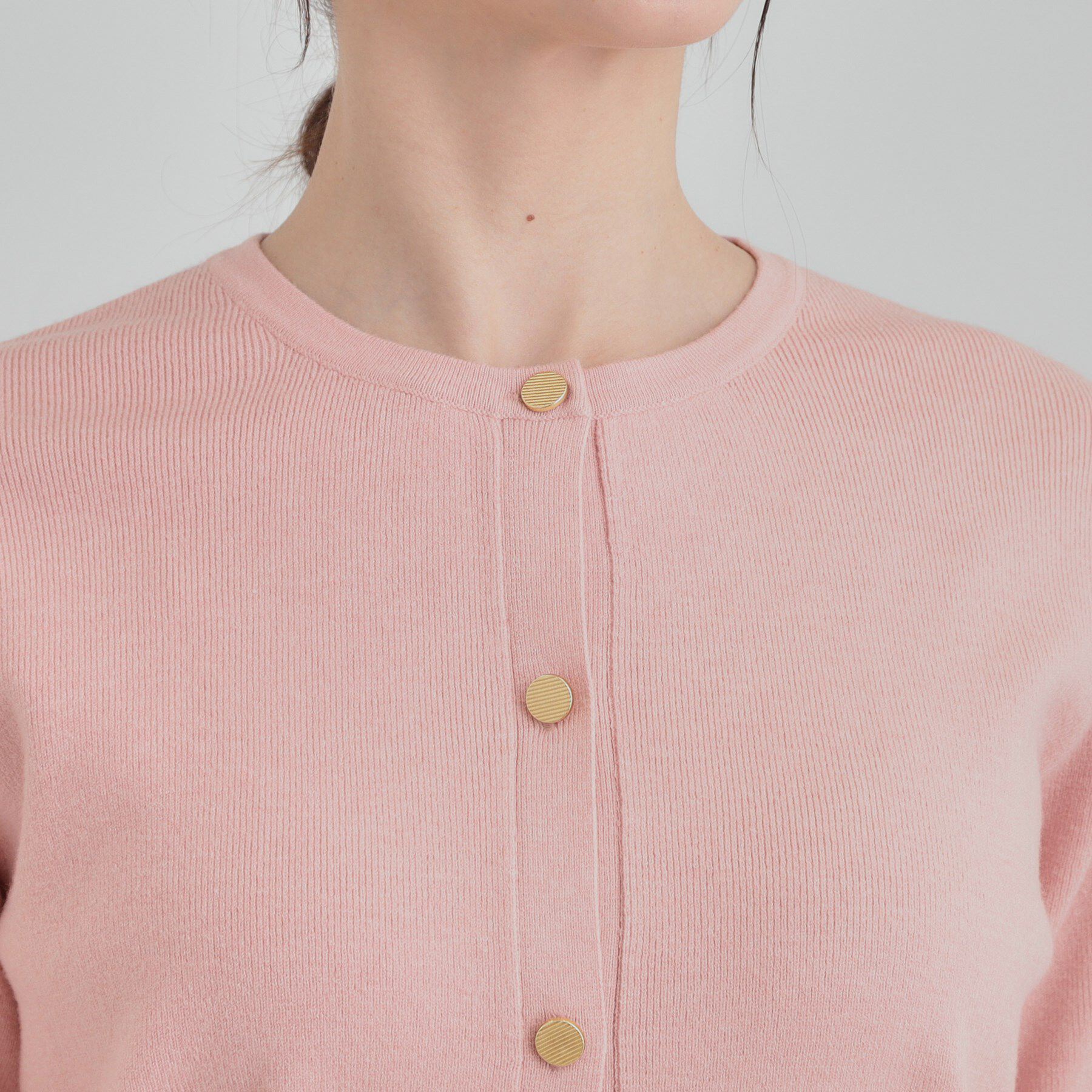 SHOO･LA･RUE「【洗濯機可/S-LL】上品な金ボタン もちっとやわらか クルーネックカーディガン」|カーディガン|