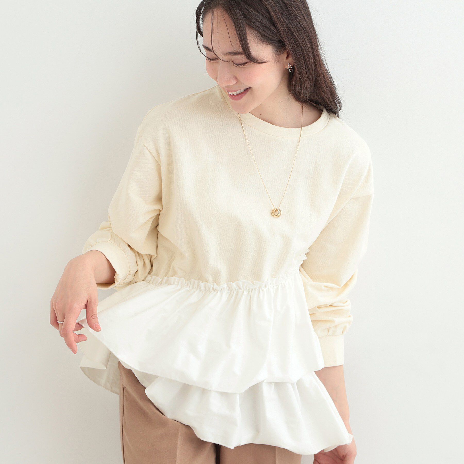 SHOO･LA･RUE「【洗濯機可】ほんのり甘い アシンメトリーフリルの上品トップス」|パーカー|オフホワイト(003