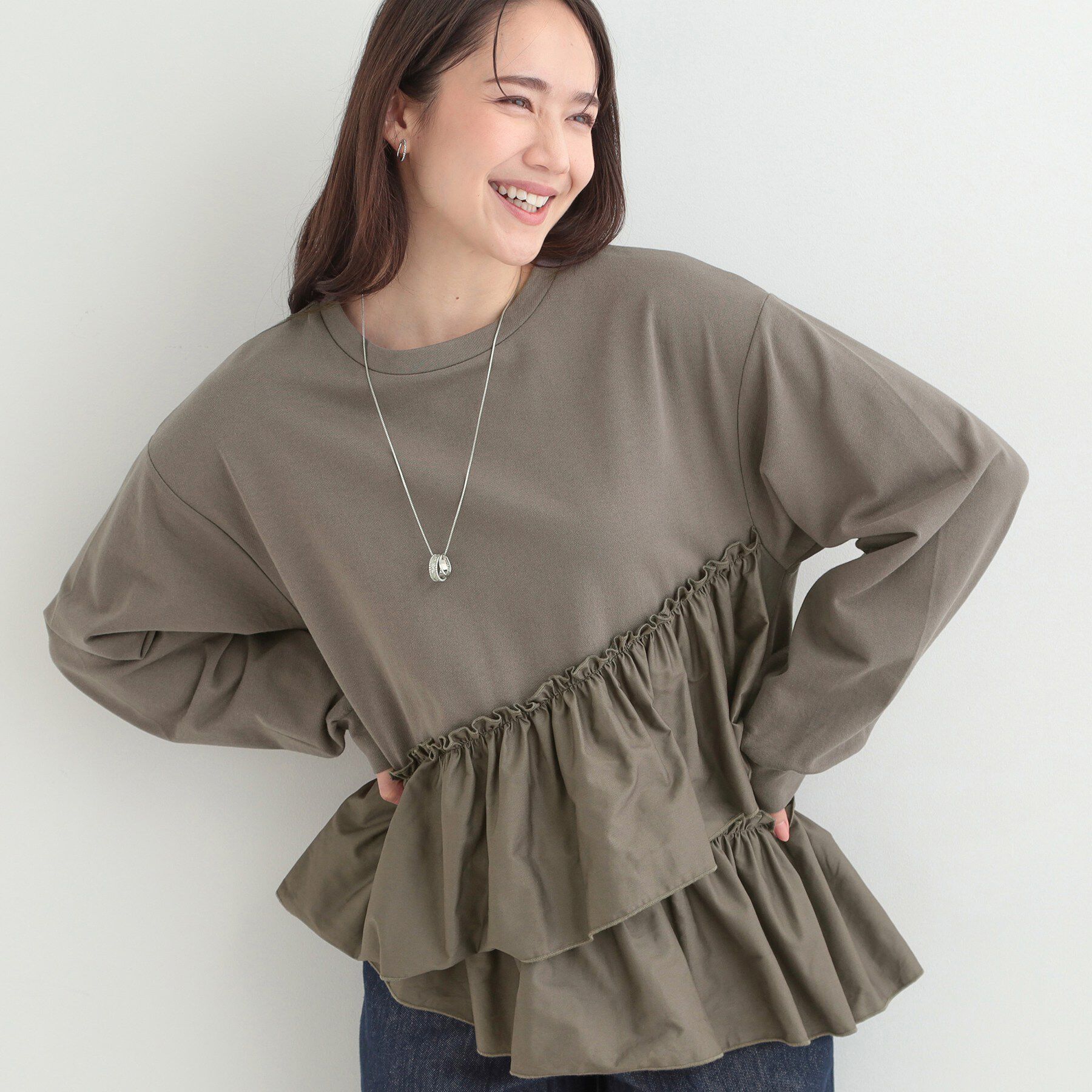 SHOO･LA･RUE「【洗濯機可】ほんのり甘い アシンメトリーフリルの上品トップス」|パーカー|チャコールグレー(0