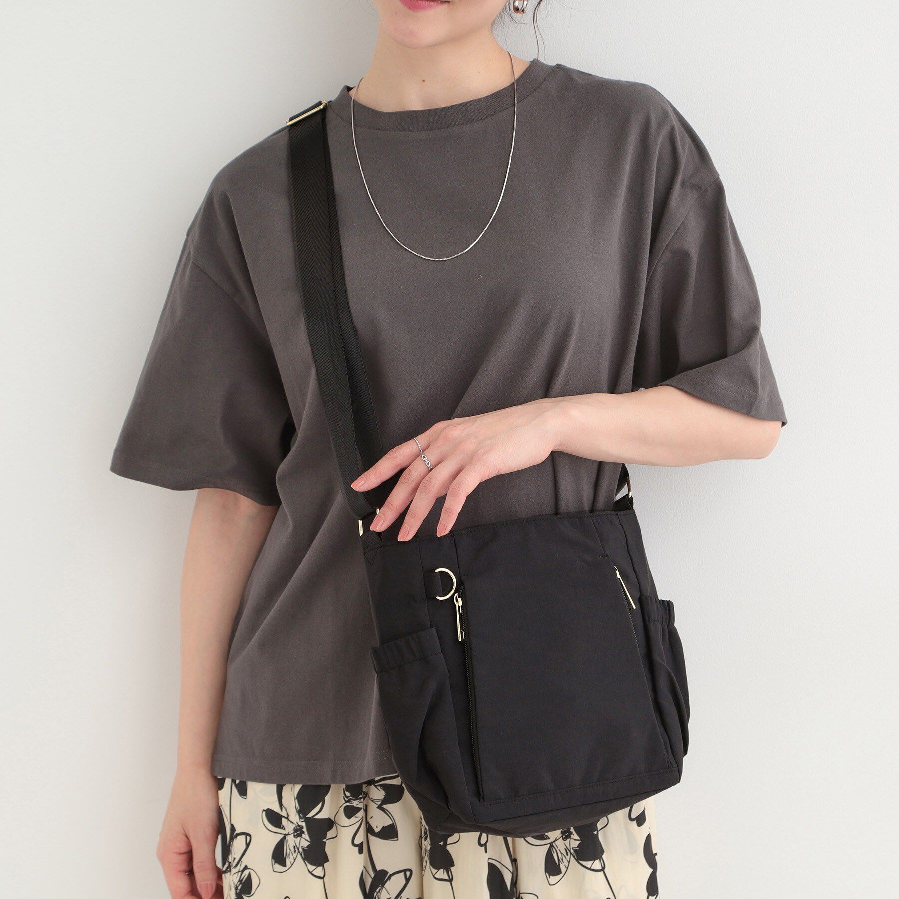 SHOO･LA･RUE「【撥水】縦ファスナー8ポケットショルダーバッグ」|ショルダー・メッセンジャー|