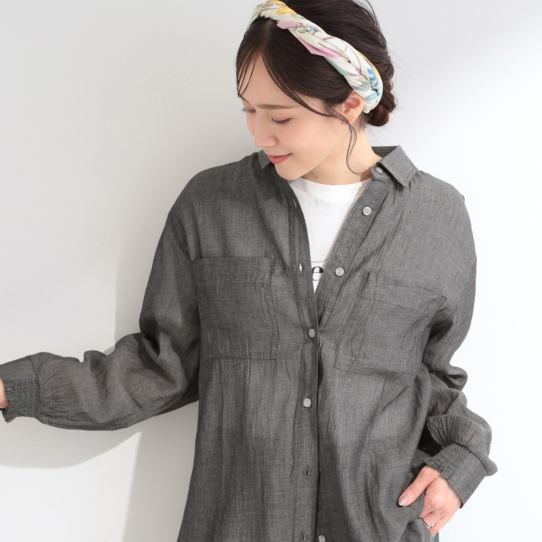 SHOO･LA･RUE「【UV/体型カバー/S-LL】お袖ゴム 柔らかシアーデニムシャツ」|シャツ・ブラウス|ブラック(019)