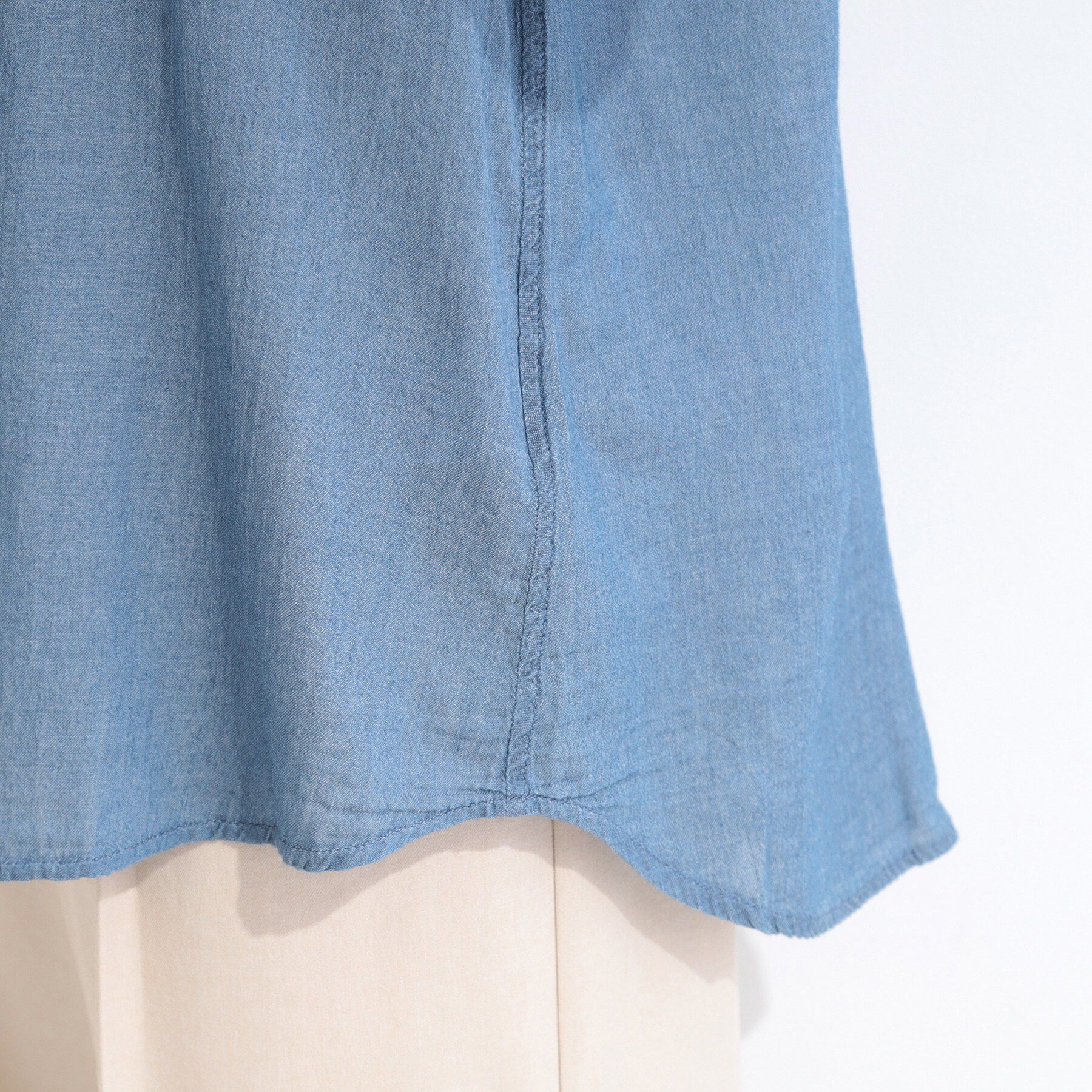 SHOO･LA･RUE「【UV/体型カバー/S-LL】お袖ゴム 柔らかシアーデニムシャツ」|シャツ・ブラウス|