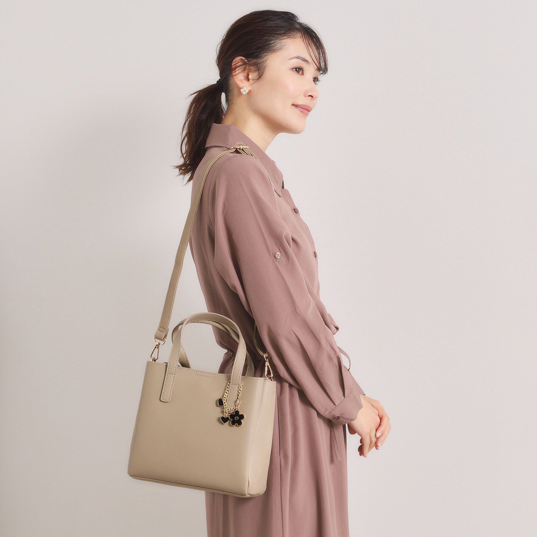 ITS&rsquo;DEMO「フラワーチャーム付2WAYトート」|ハンドバッグ|