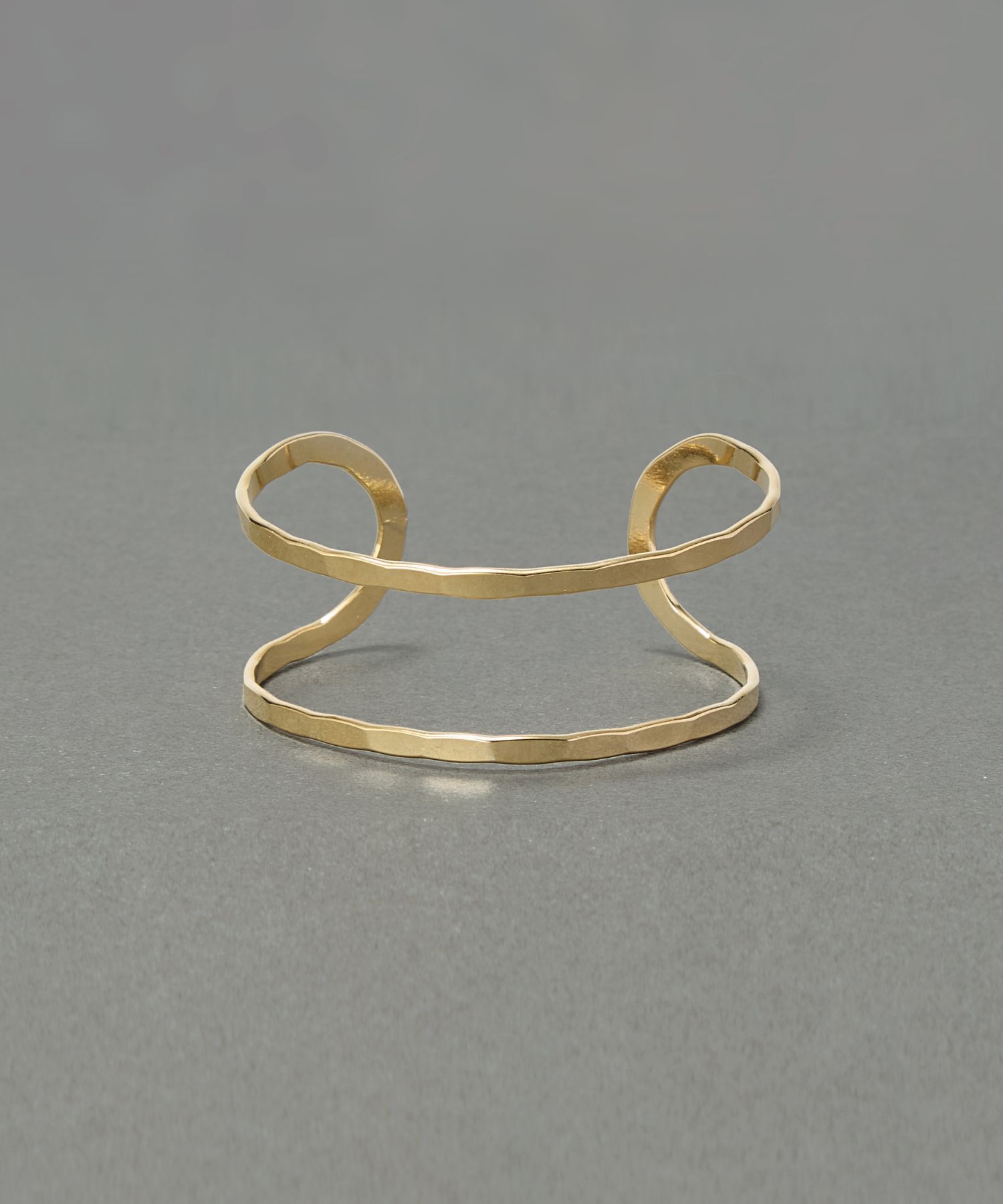 Phoebe「【金属アレルギー対応】2ラインテクスチャーワイドカフバングル　ゴールド/ニッケルフリー」|ブレスレット・バングル|ゴールド