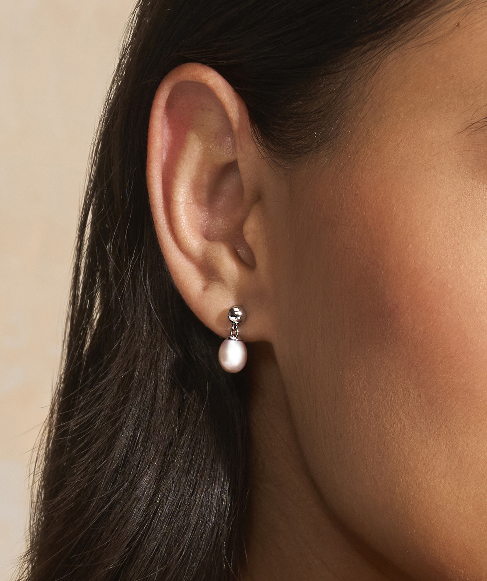 OLIVIA BURTON 「〈OLIVIA BURTON(ｵﾘﾋﾞｱﾊﾞｰﾄﾝ)〉ﾄﾚﾝﾄﾞ ﾊﾞｲｻﾞｼｰ ﾊﾟｰﾙ ﾋﾞｰｽﾞ ｼﾙﾊﾞｰ ﾄﾞﾛｯﾌﾟﾋﾟｱｽ」|ピアス|SILVER