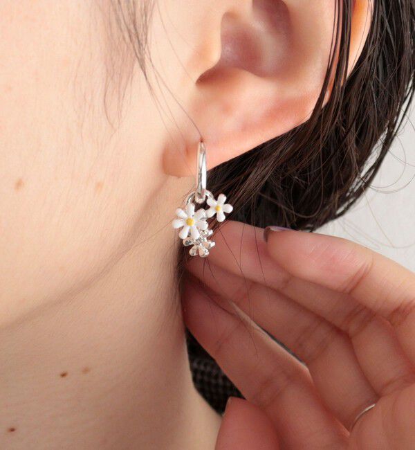 fredy emue「カラーマーガレットシンメピアス」|ピアス|ホワイト