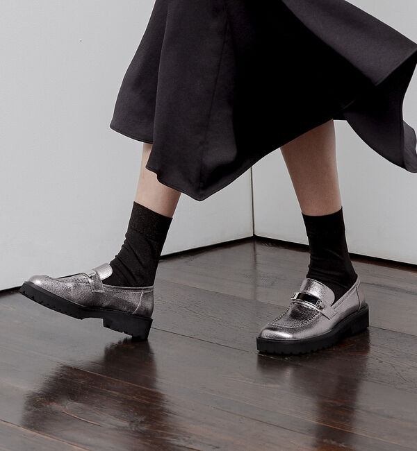 AU BANNISTER「浦浜アリサ&times;Au BANNISTERコラボ オブリークトゥローファー」|ローファー|シルバー