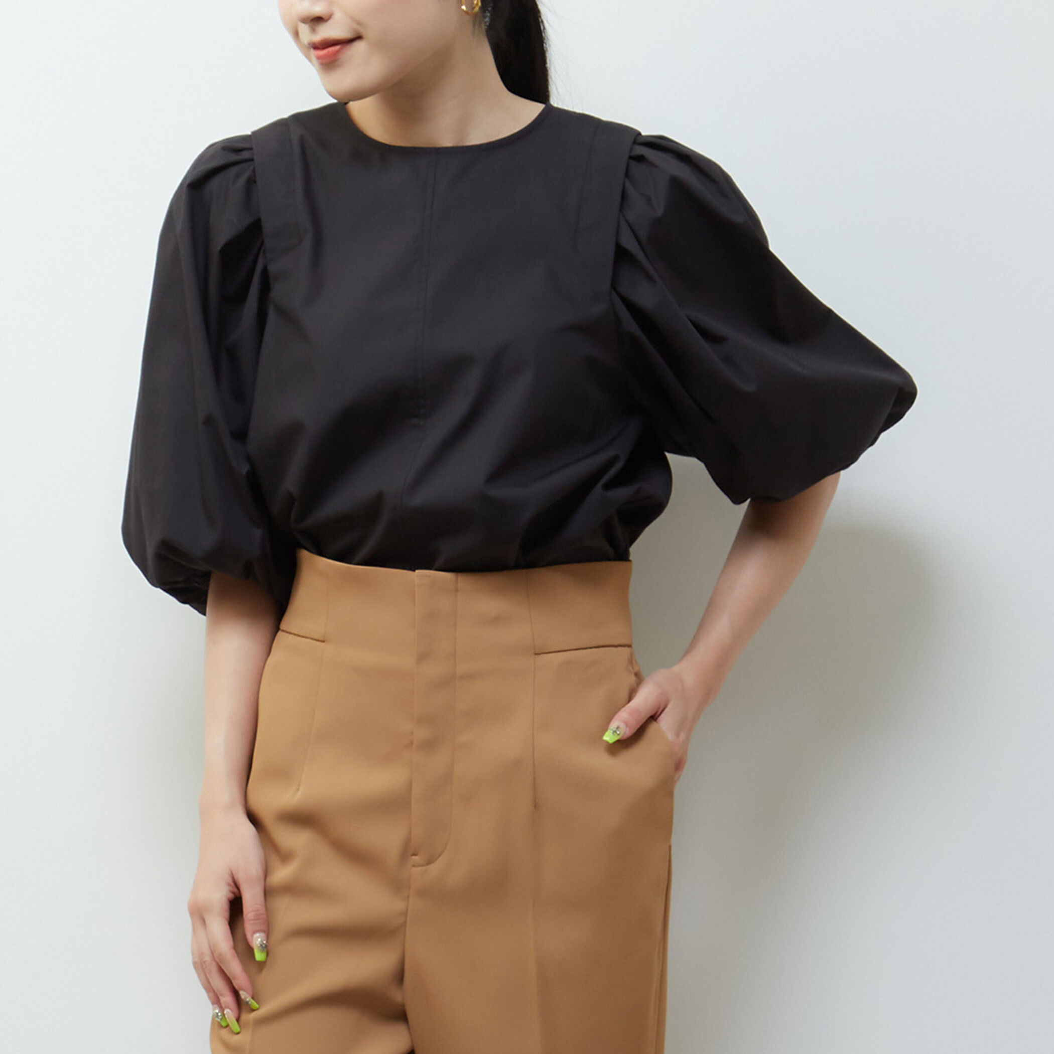 TIARA「タックショルダーボリュームスリーブリボンブラウス」|シャツ・ブラウス|ブラック