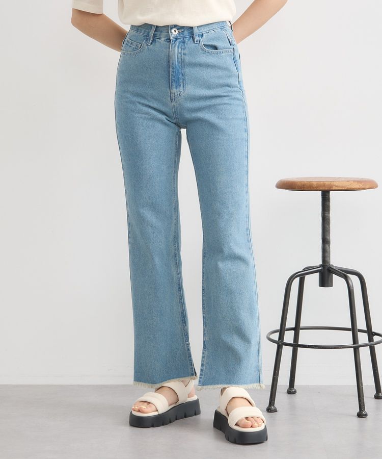 earth music&ecology「カットオフフレアデニムパンツ」|デニム|Light indigo