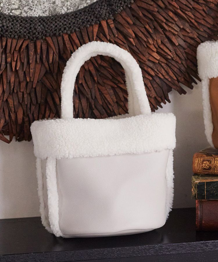 earth music&ecology「ムートン風ボアバッグ」|ショルダー・メッセンジャー|Light Gray