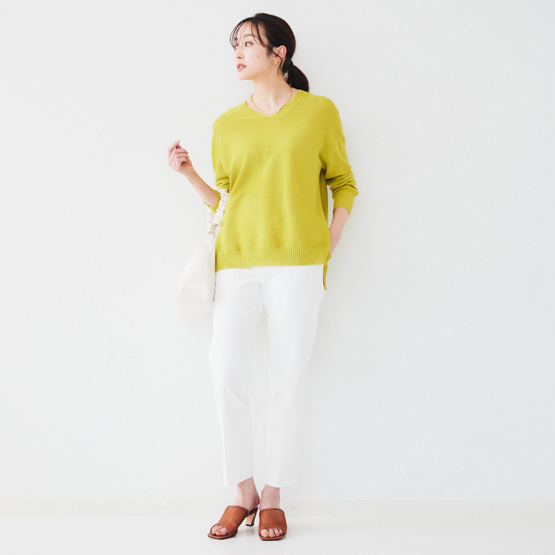 UNTITLED「【体型カバー/清涼感】サイドスリット Vネックニット」|ニット・セーター|