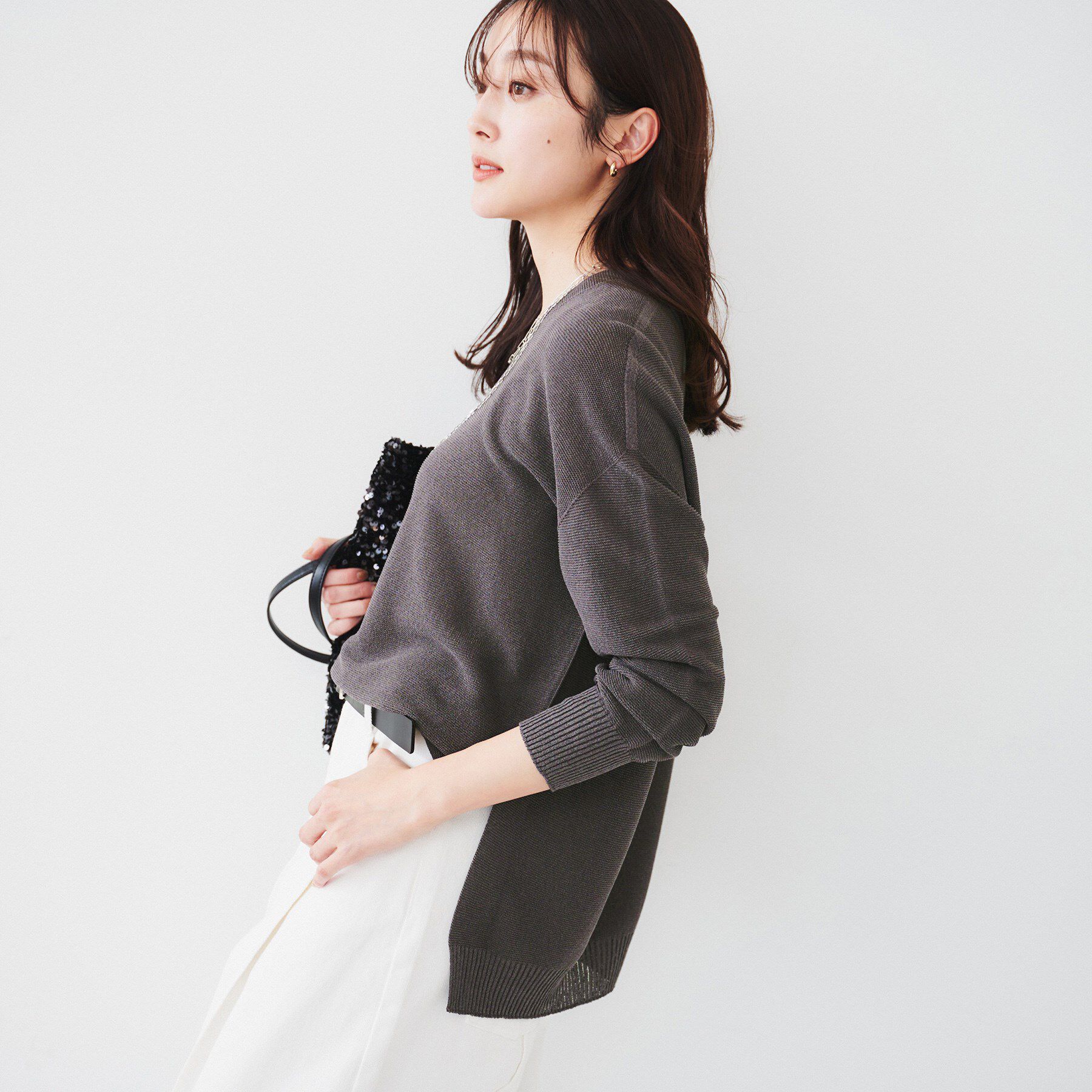 UNTITLED「【体型カバー/清涼感】サイドスリット Vネックニット」|ニット・セーター|