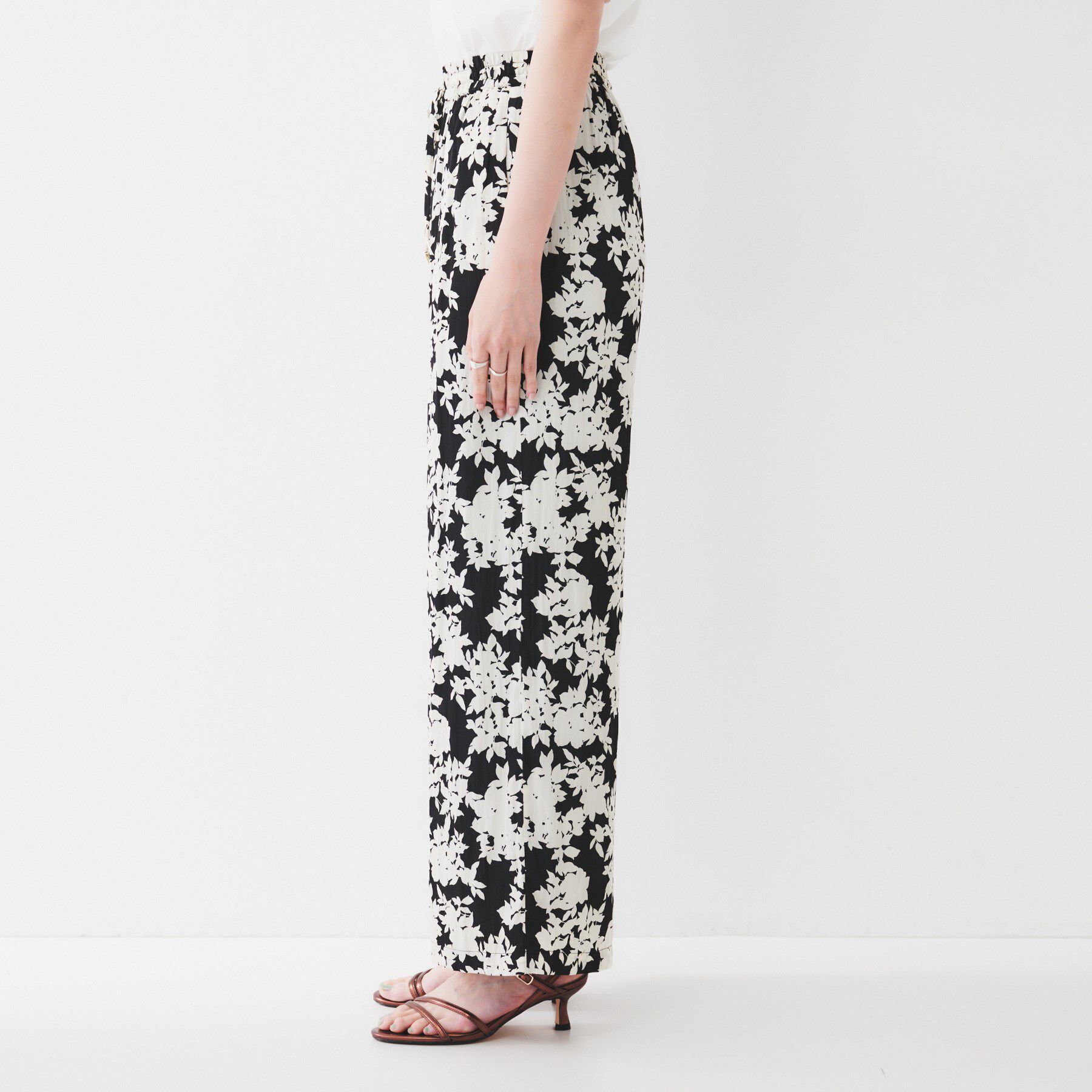 UNTITLED「【ウエストゴム/ワイド/柄】モノトーンフラワーパンツ」|その他|