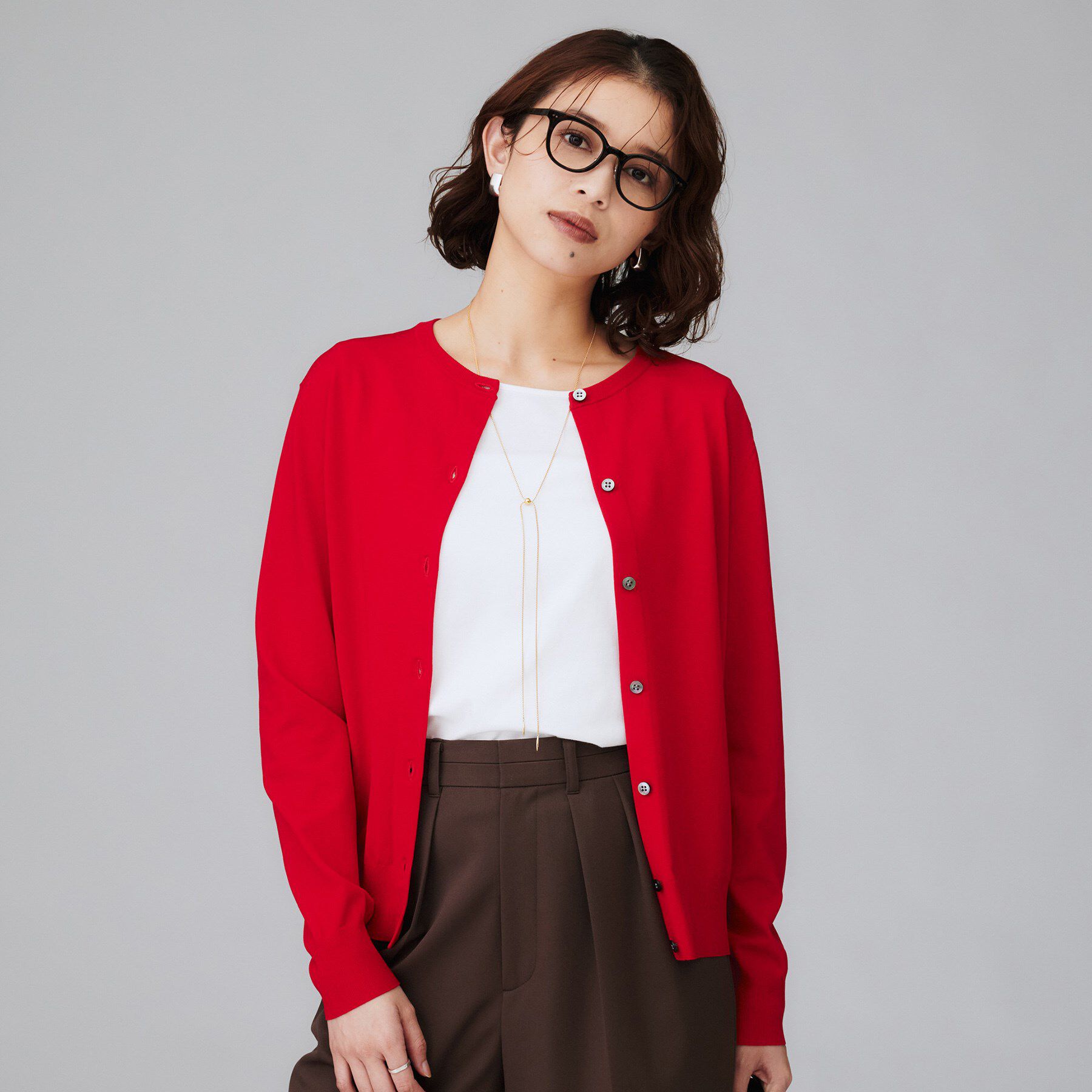 UNTITLED「【朝晩の羽織に/アンサンブル可/薄手】ベーシッククルーネックカーディガン」|カーディガン|レッド(062)