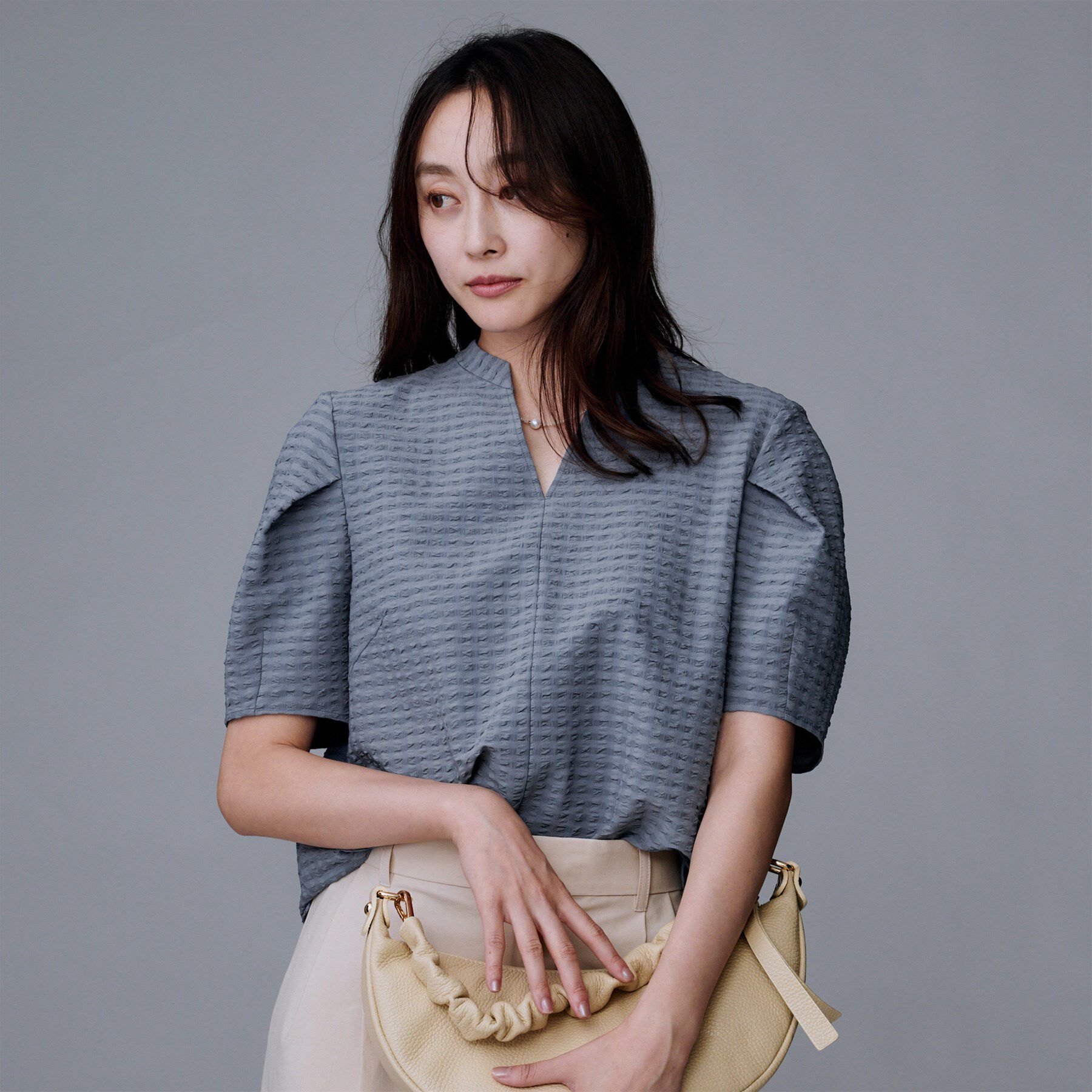 UNTITLED「【吸水速乾/ストレッチ/Vネック】フォルムスリーブ ブラウス」|シャツ・ブラウス|